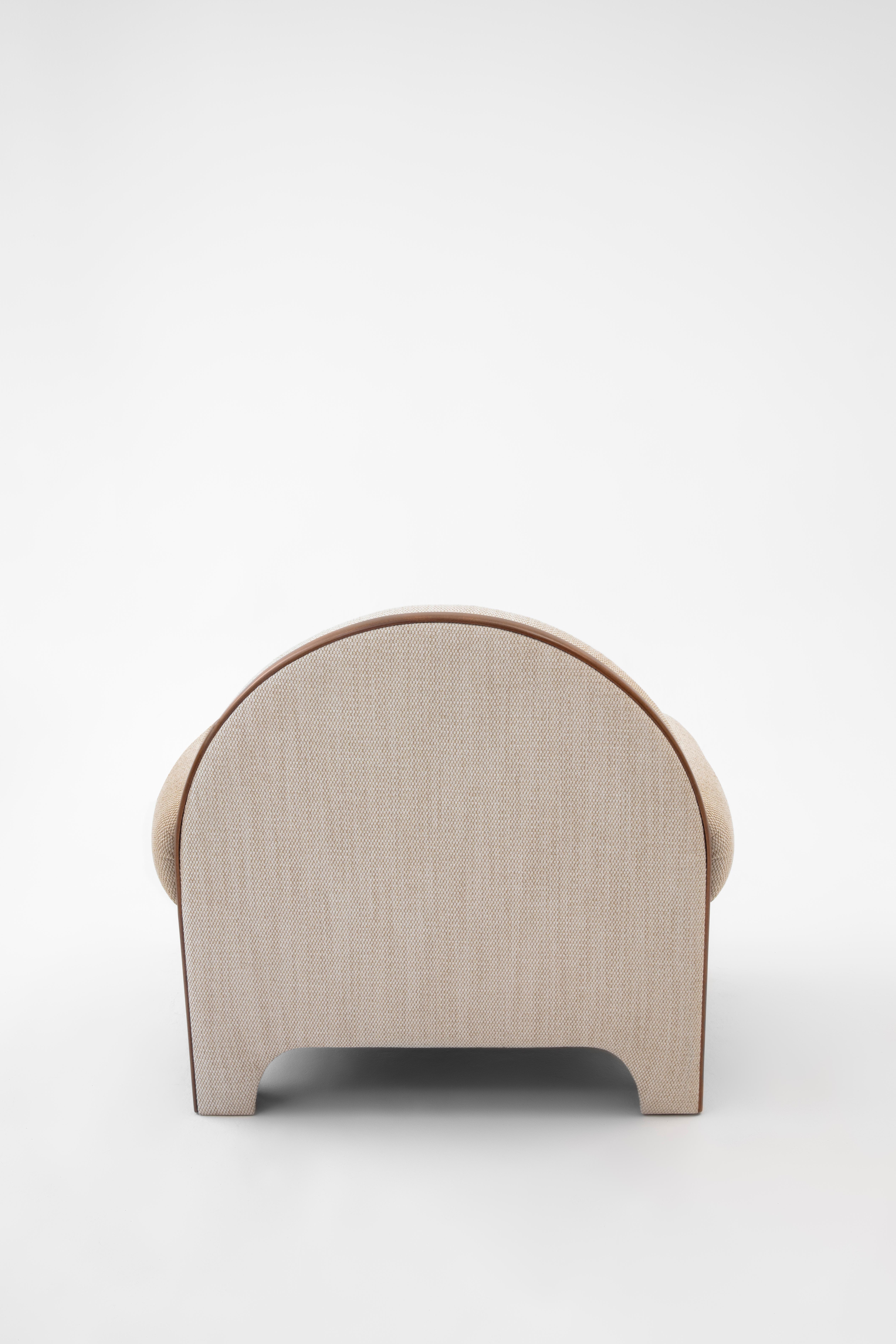 Fauteuil N-Gene beige de Merve Kahraman, bois de hêtre et tissu d'ameublement faits main Neuf - En vente à New York, NY
