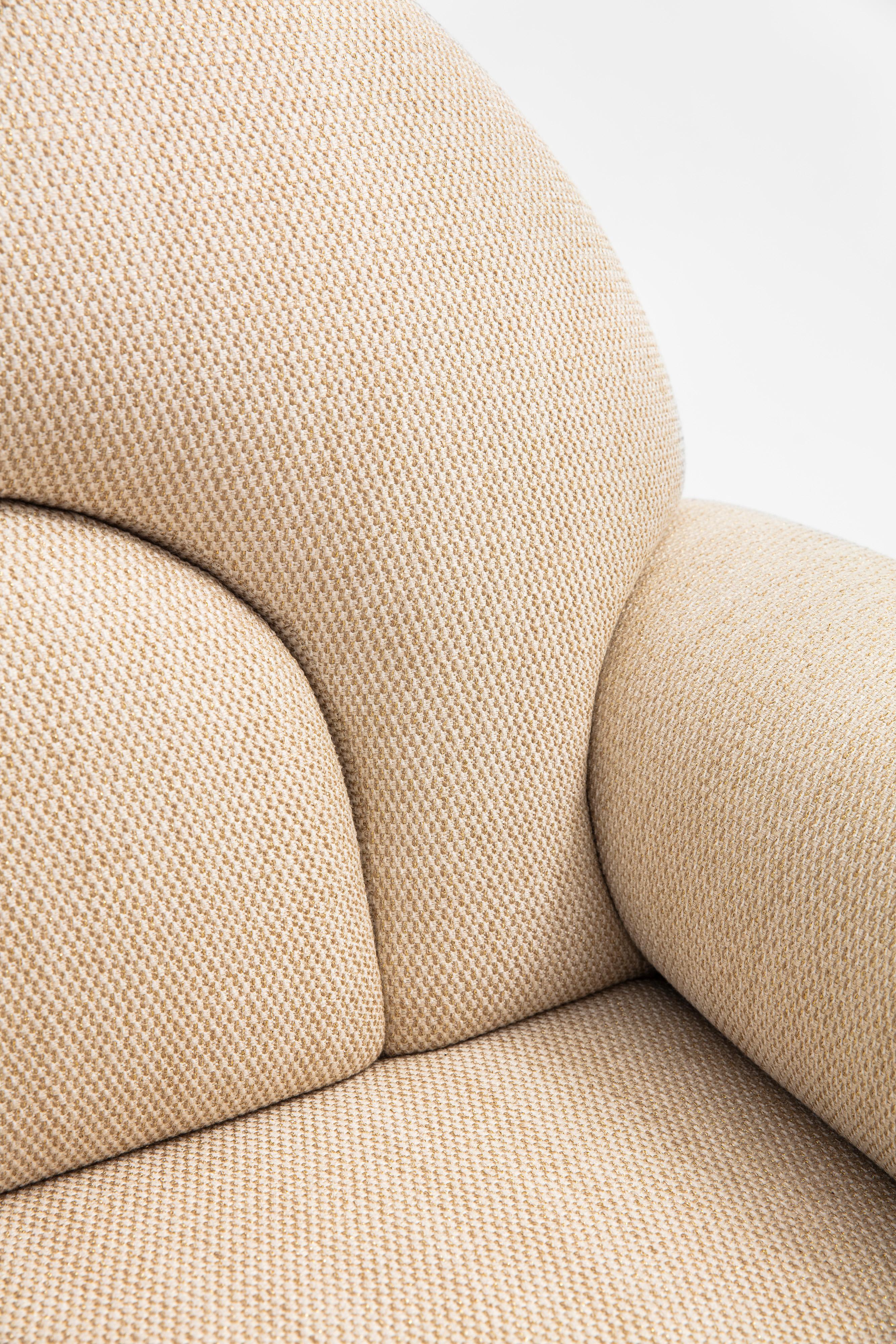 Tissu Fauteuil N-Gene beige de Merve Kahraman, bois de hêtre et tissu d'ameublement faits main en vente
