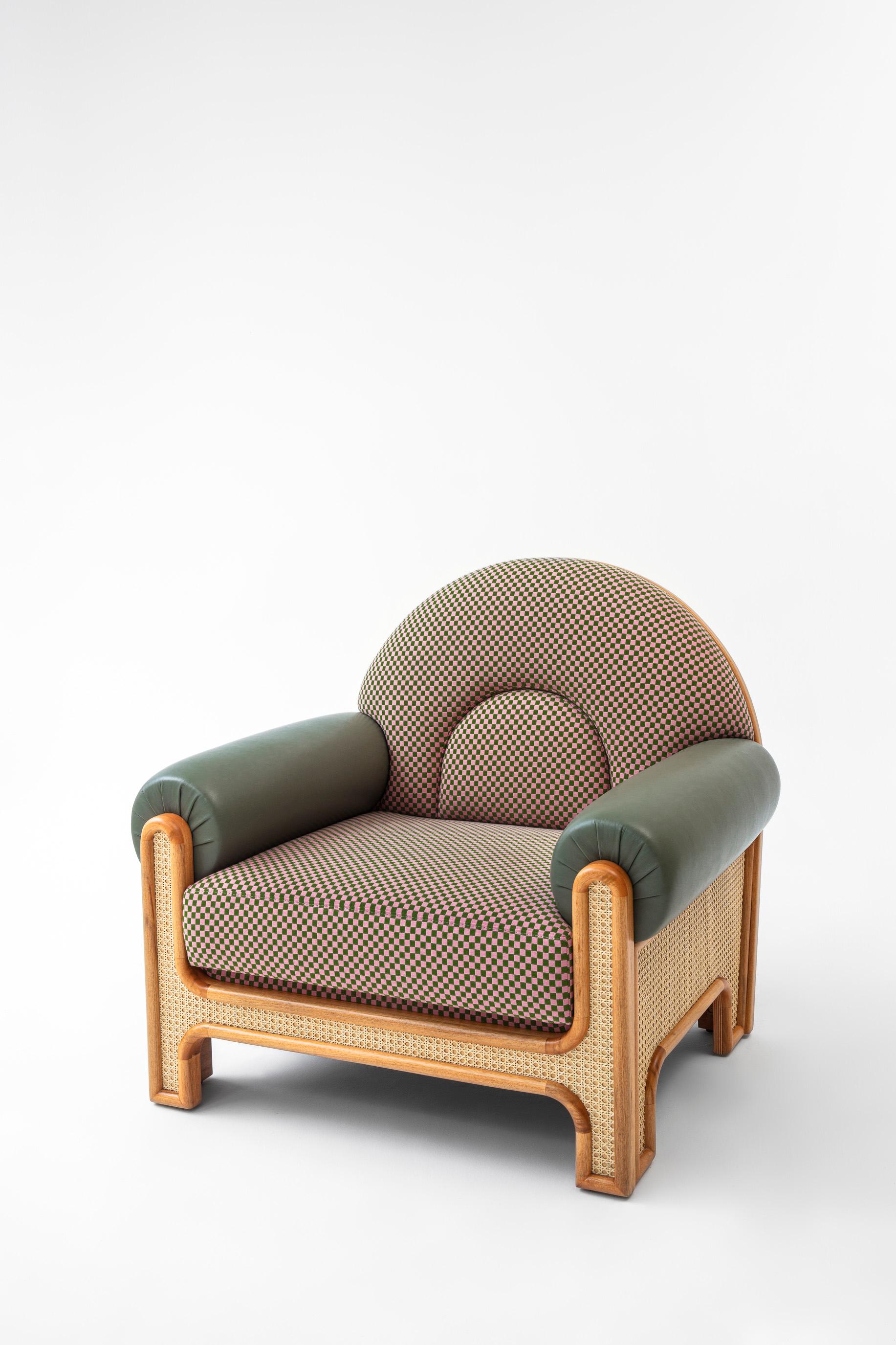 Der N-gene Sessel ist eine Neuinterpretation eines Sessels, den Merves Onkel, der Innenarchitekt Engin, in den 1970er Jahren entworfen hat. Der N-Gene wurde mit Caning überarbeitet und ist mit einem karierten Stoffbezug und schwarzen Lederarmen