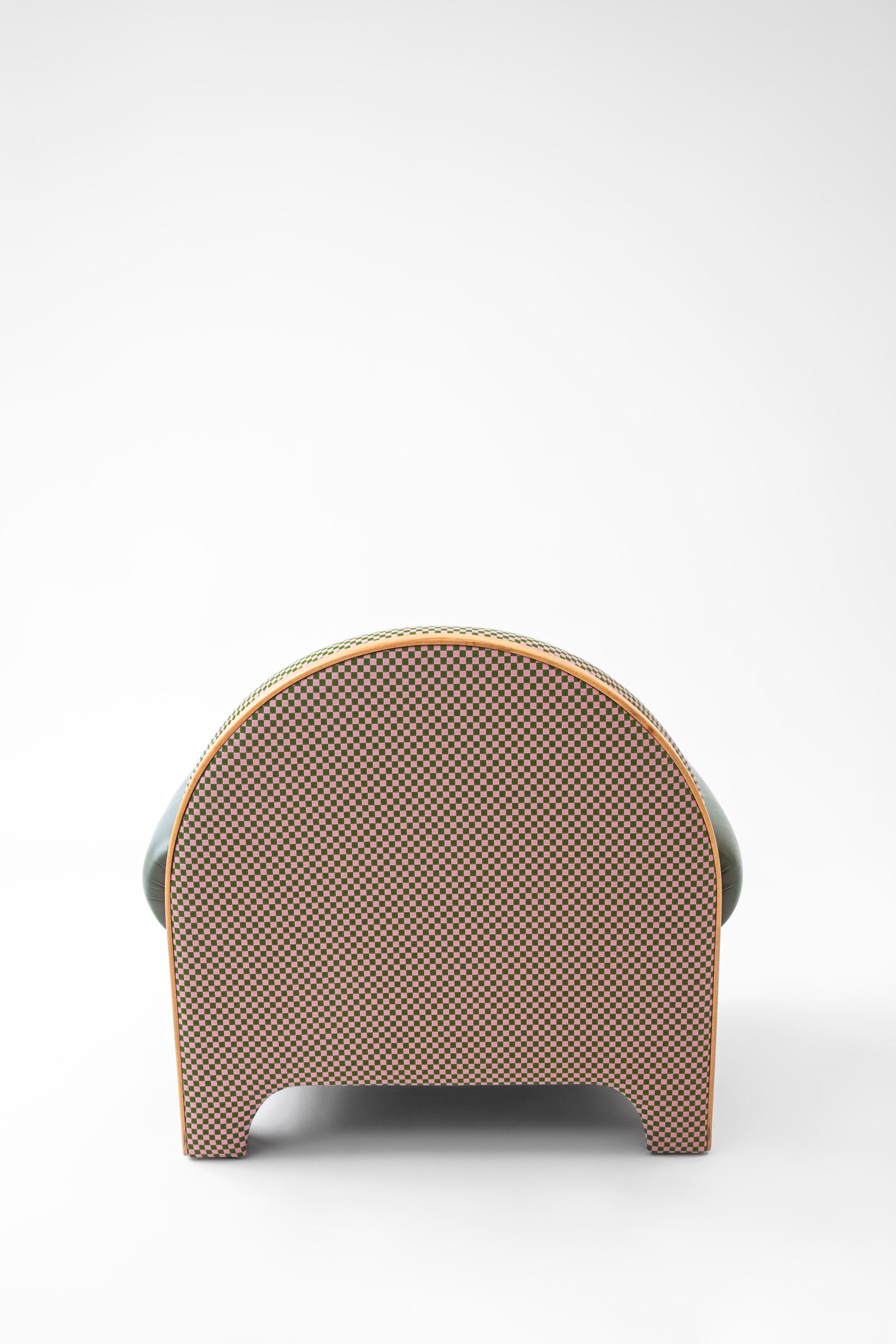 N-Gene-Sessel mit schwarzem und beigefarbenem kariertem Stoff und schwarzem Leder (Arts and Crafts) im Angebot