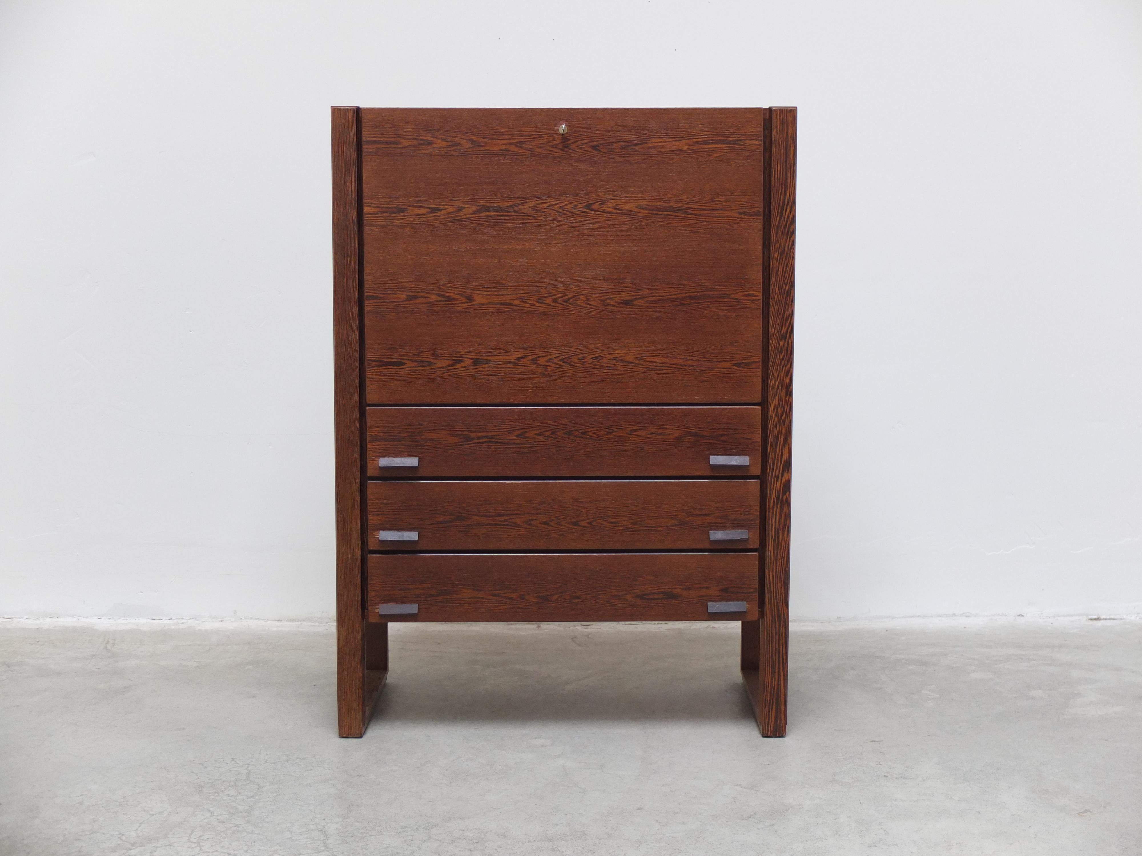 Rare bar cabinet produced by N-Line in Belgium around 1966. Very high quality manufacturing and finished in a decorative Wengé veneer with a beautiful drawing. The sledge feet the finishing touch to this wonderful cabinet. Not labeled but luckily