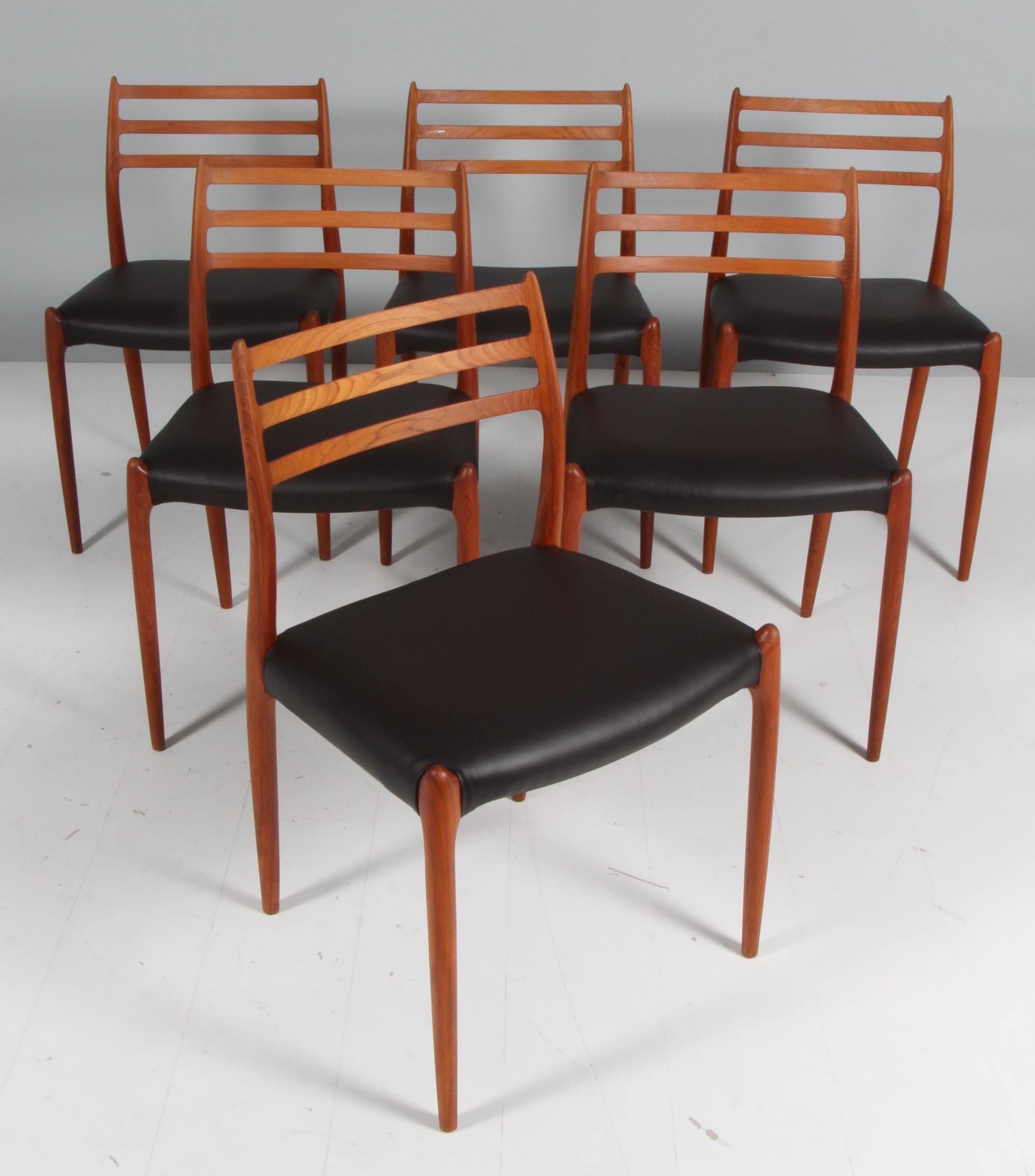 N. O. Møller dining chair with frame of teak

New upholstered with dark brown Savanne leather from Arne Sørensen.

Model 78, Made by J. L. Møller, Denmark, 1960s.