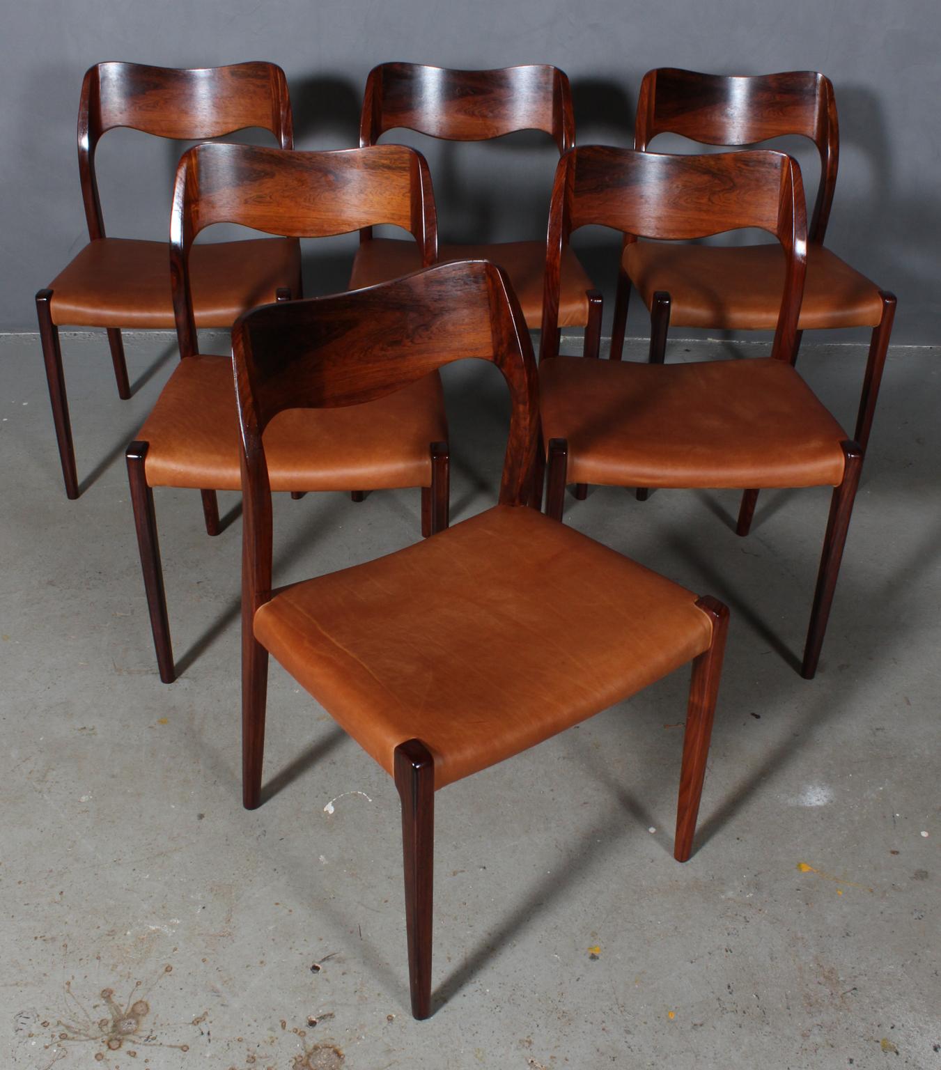 N. O. Møller set of six dining chairs in rosewood.

Seat new upholstered with vintage tan aniline leather.

Model 71, made by J. L. Møller, Denmark, 1960s.