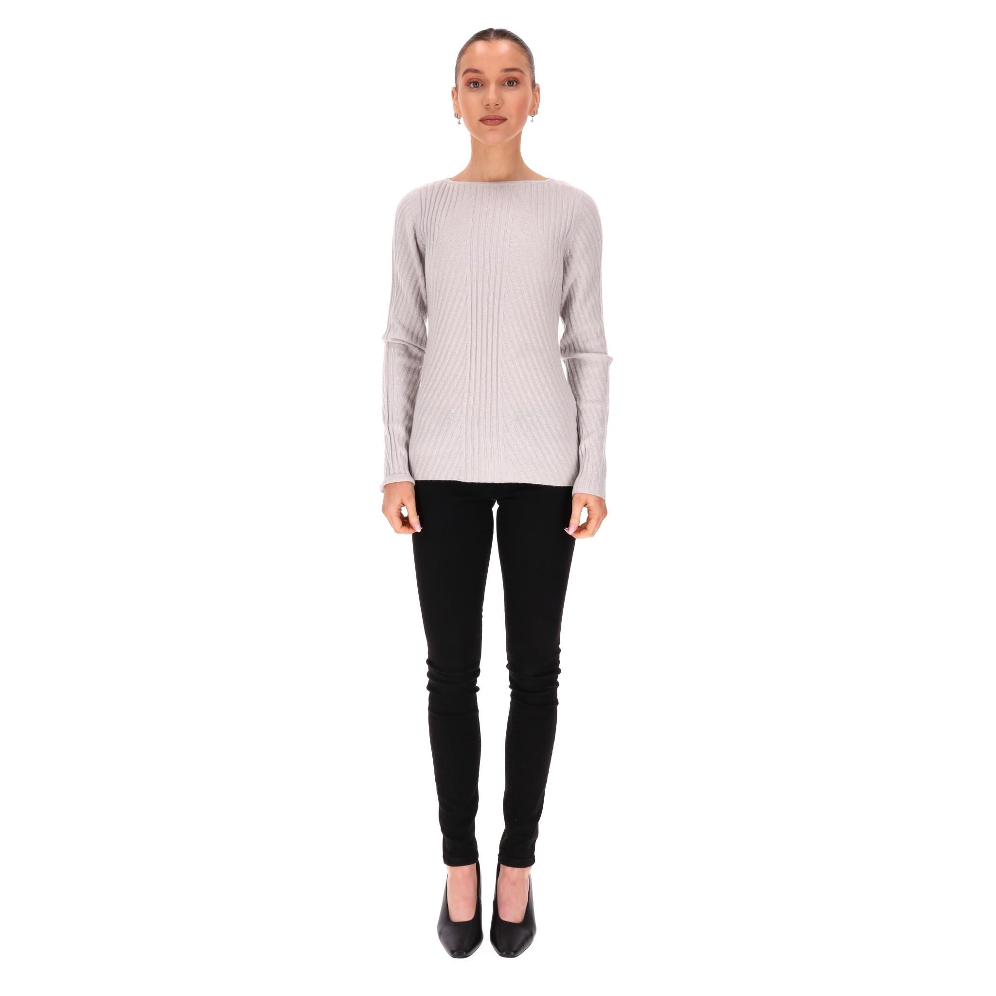 Brand New - N. Peal Ribbed Cashmere Jumper

Light grey jumper crafted from soft cashmere with very subtle sparkling threads through-out.

Featuring ribbed design, boat neckline and fitted silhouette.

Rrp Approx. £250

Size - M

Condition - Brand