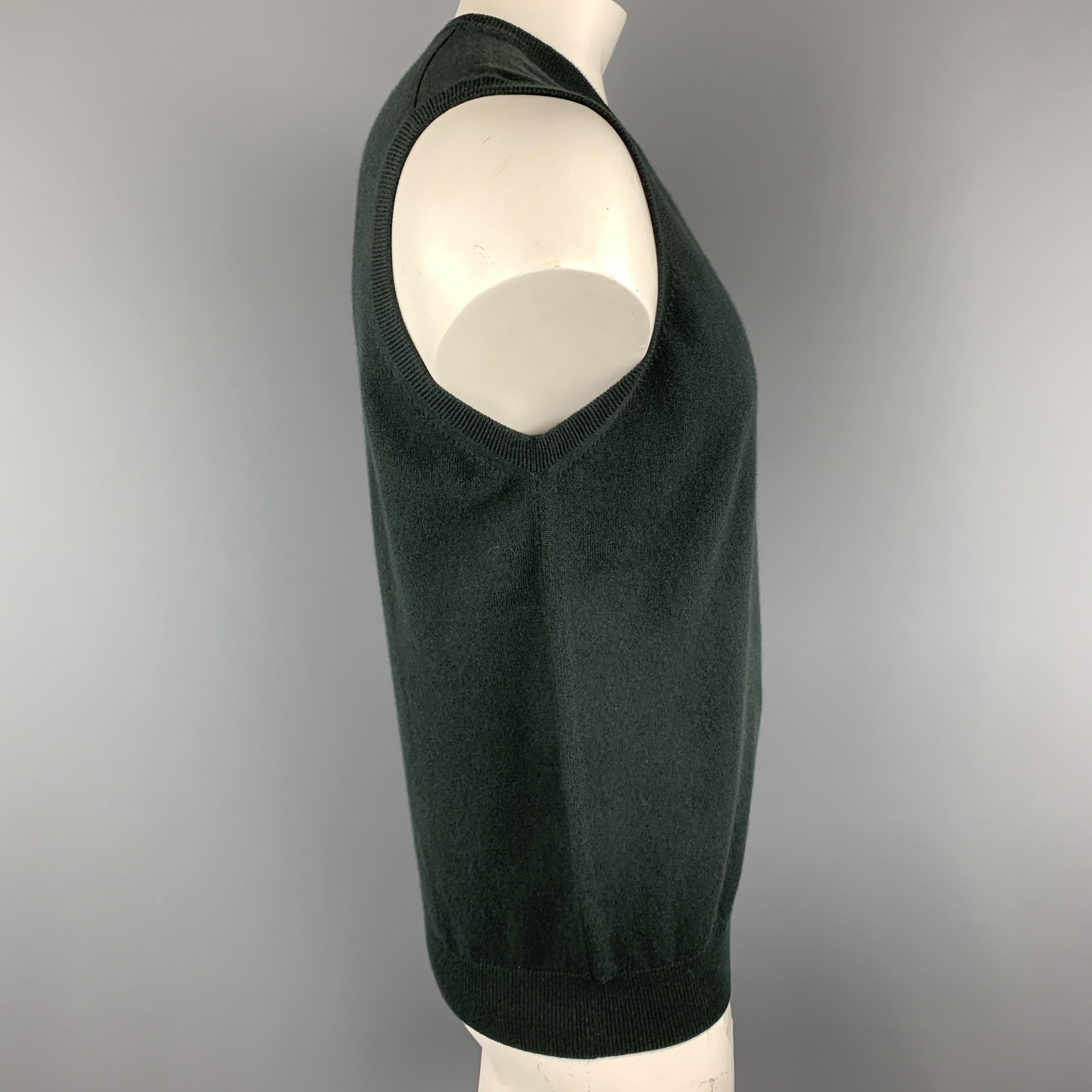 N. Peal sweater vest comes in cashmere knit with a v neck. 

Excellent Pre-Owned Condition.
Marked: L

Measurements:

Shoulder: 18 in.
Chest: 44 in.
Length: 27 in.