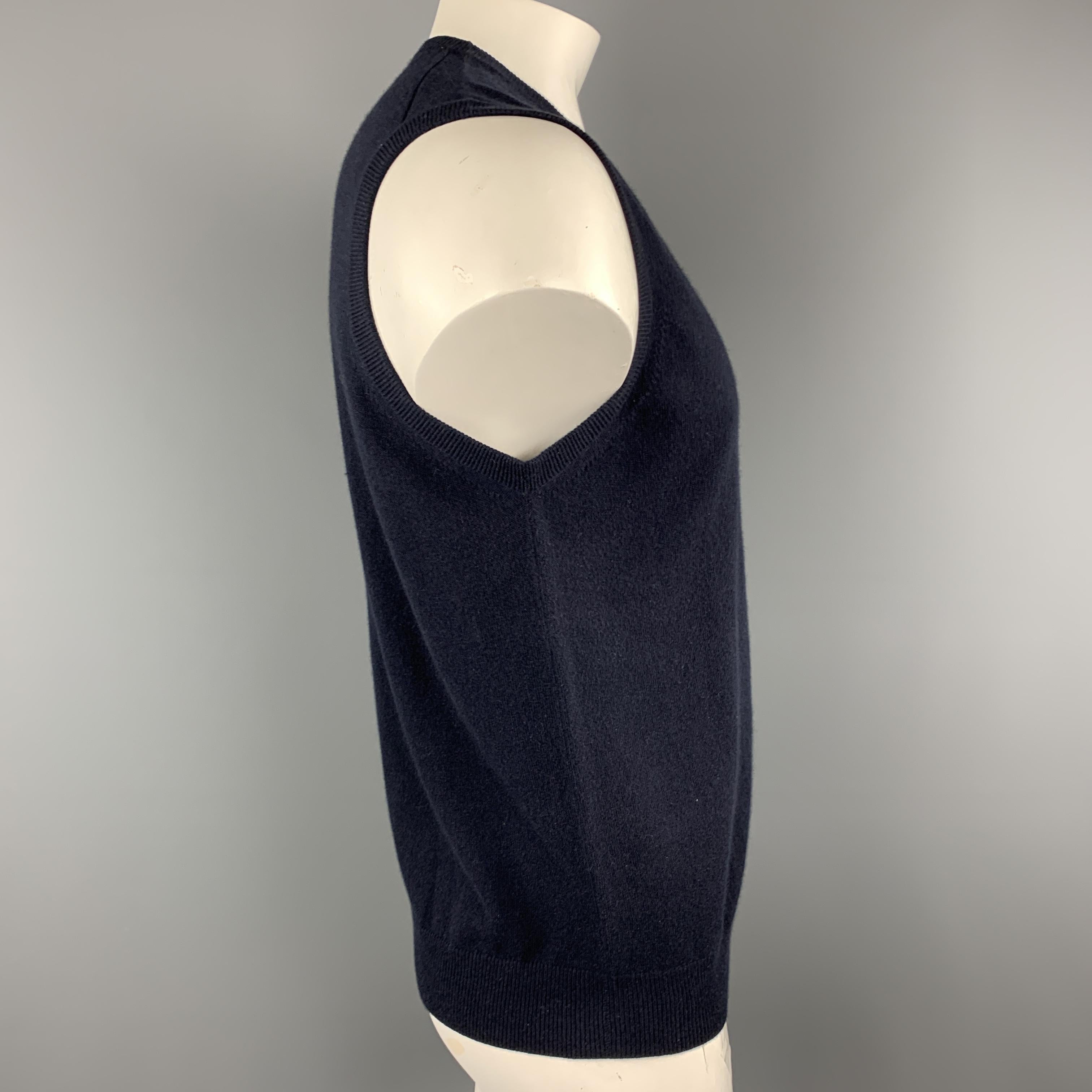 N. PEAL sweater vest comes in cashmere knit with a v neck.

Excellent Pre-Owned Condition.
Marked: L

Measurements:

Shoulder: 18 in.
Chest: 44 in.
Length: 27 in.