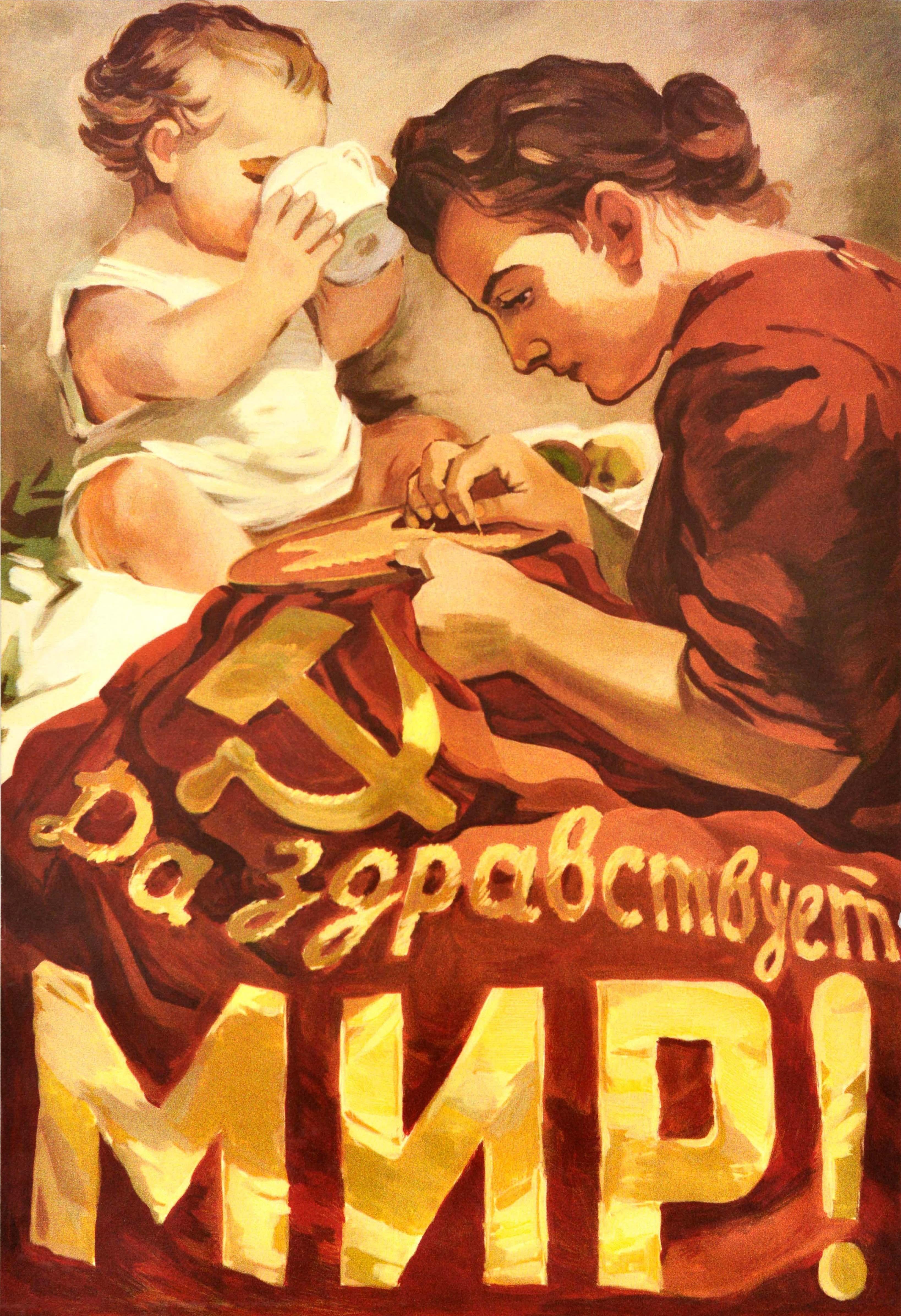 Cartel original de propaganda soviética de época - ¡Viva la paz! - con una ilustración que muestra a una mujer que sostiene una aguja de coser y borda una bandera roja con el texto del título y el emblema amarillo de la hoz y el martillo, y a un
