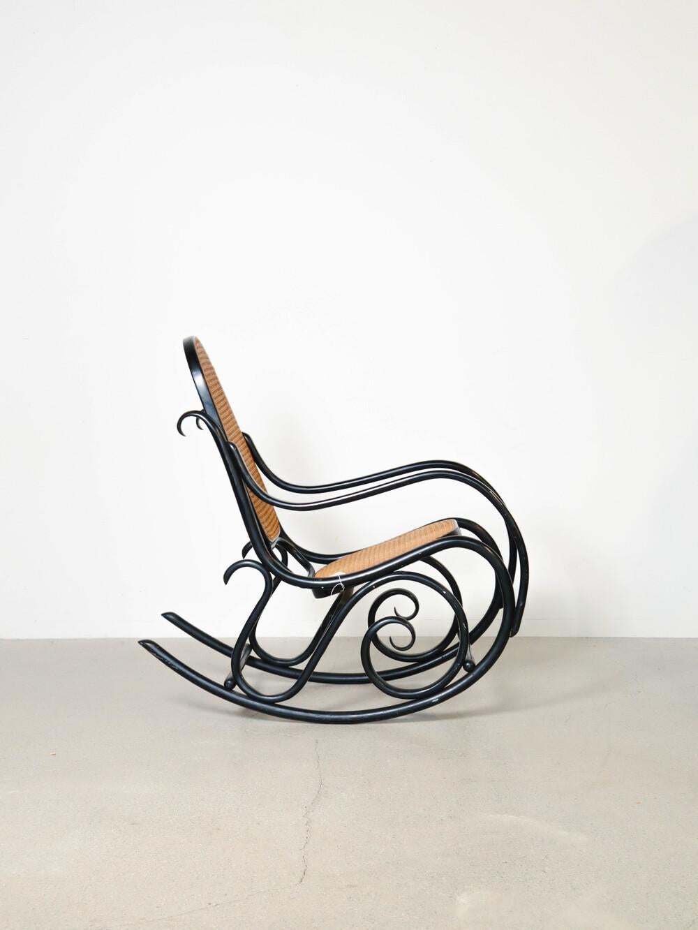 Schaukelstuhl N0.21 von Michael Thonet (Moderne der Mitte des Jahrhunderts) im Angebot