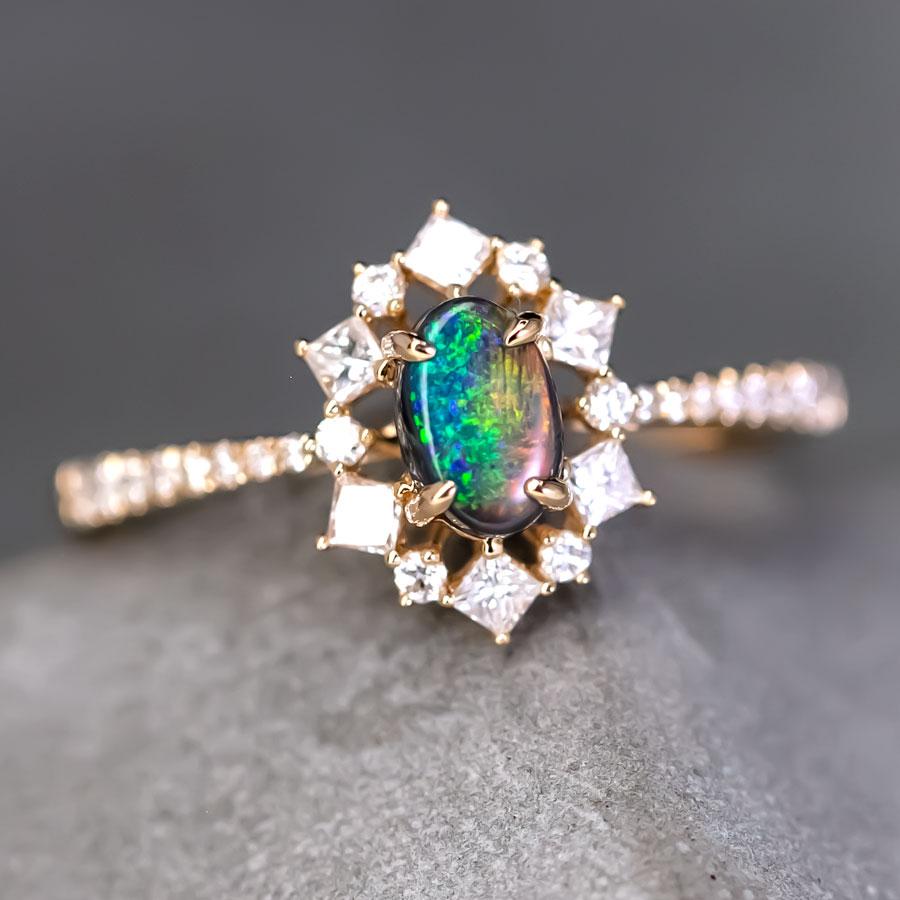 N1 Australian Black Opal Princess Diamond Halo Engagement Ring 18K Yellow Gold.


Expédition nationale gratuite par USPS First Class ! Sac ou boîte cadeau gratuit avec chaque commande !

L'opale, la reine des pierres précieuses, est l'une des plus