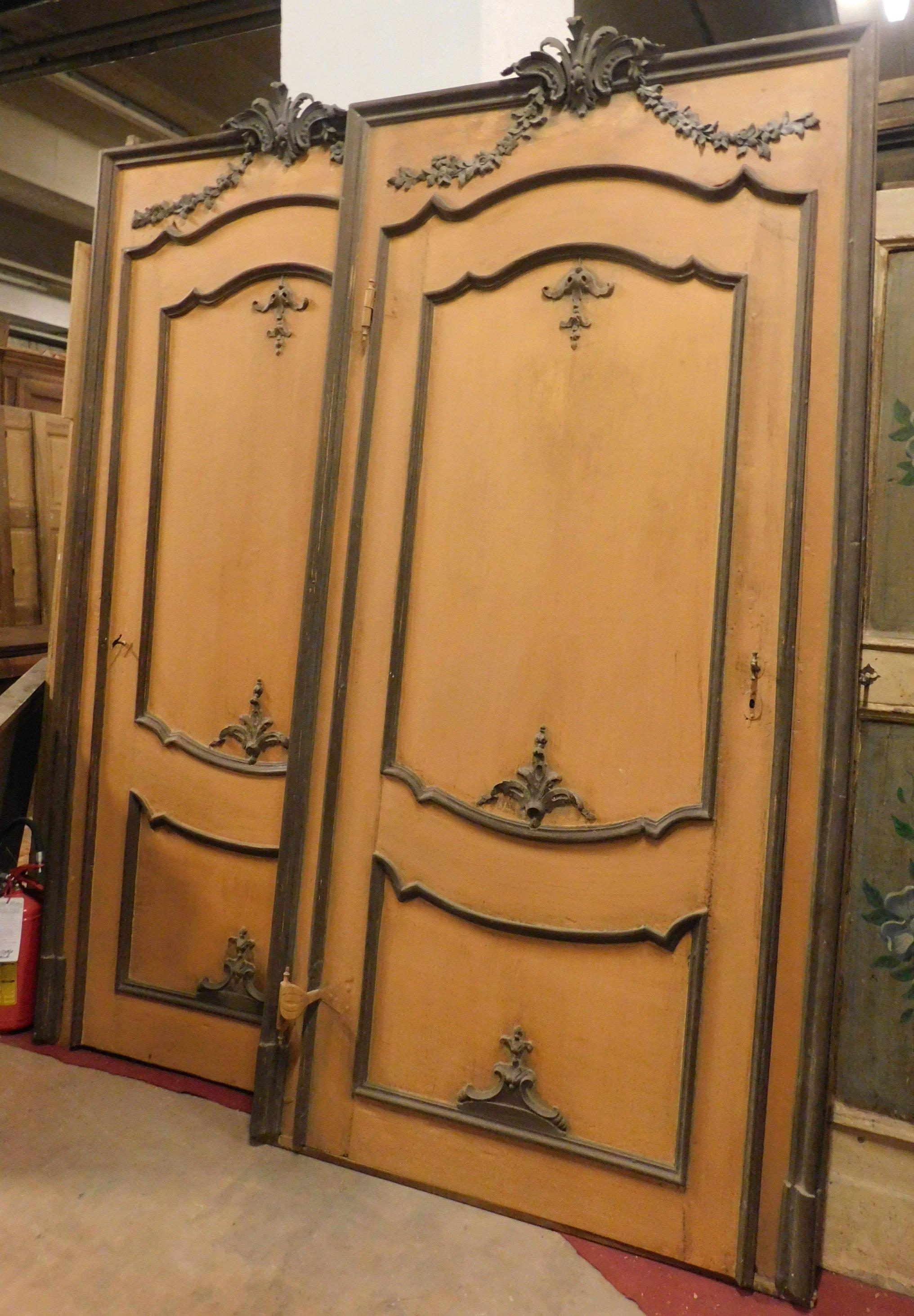Set of two antique orange lacquered doors with brown wooden concihlie, hand carved, real and very beautiful wood with patina, built in Italy in the late 1700s.
Beautiful in front and behind, impnent and beautiful if combined in an elegant and