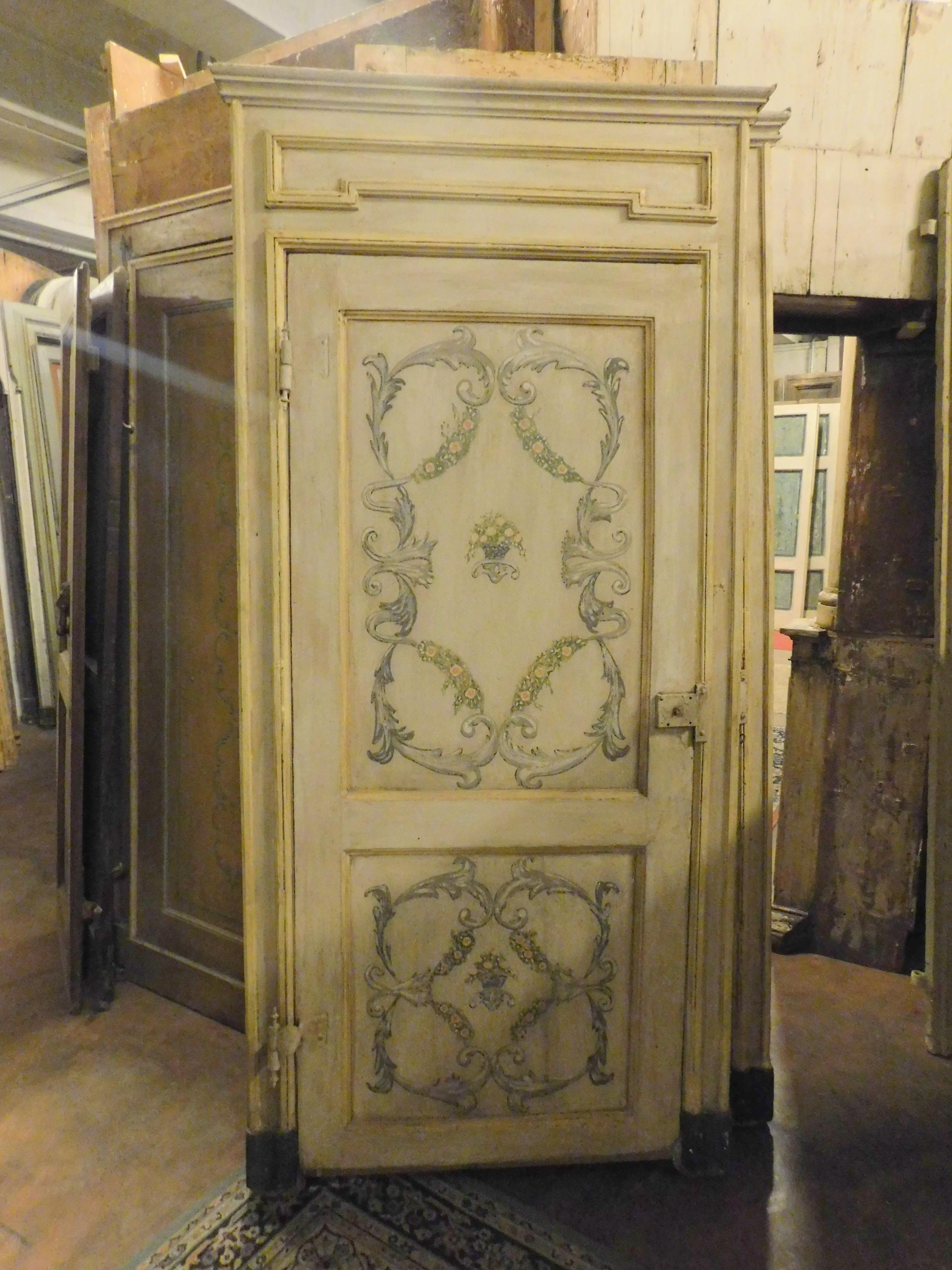 2 ancient doors, painted with gray designs on a beige backdrop with Baroque motifs, have original irons with goose neck, then it opens on the bias, it has a black skirting to change its height.
Door also beautiful on the back, beautiful and