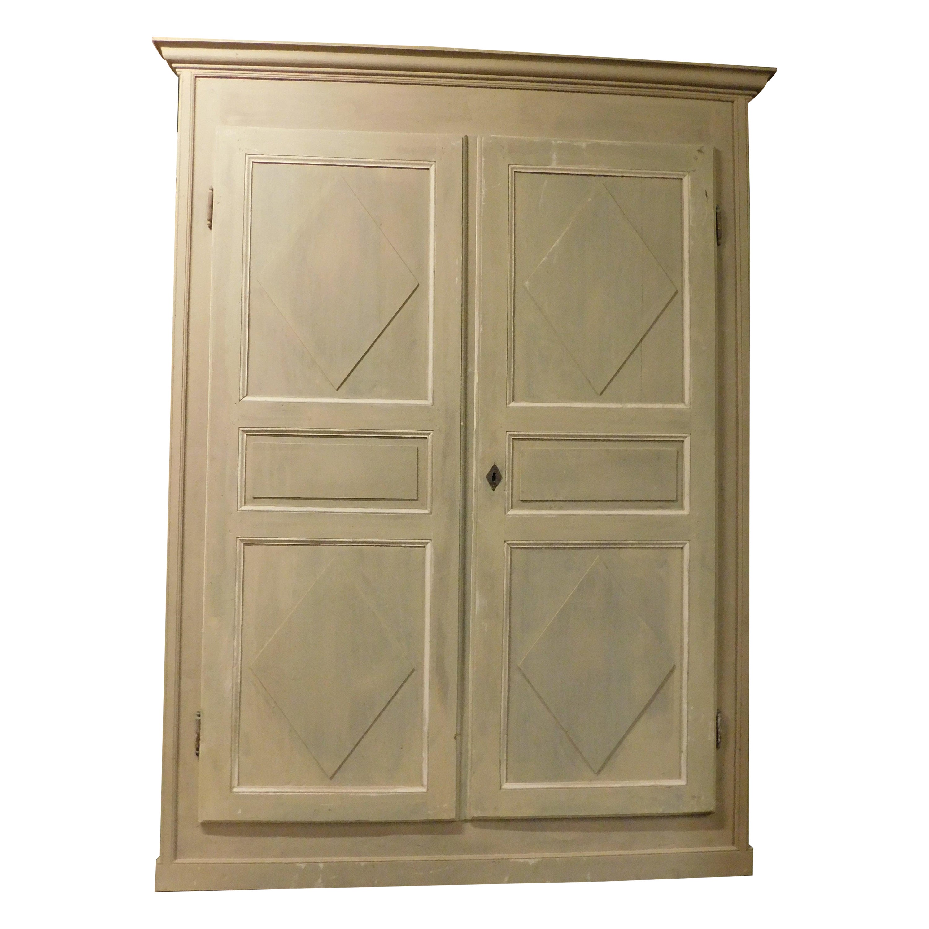 n.2 built-in wardrobes, lacquered placards identic and carved diamonds, Italy