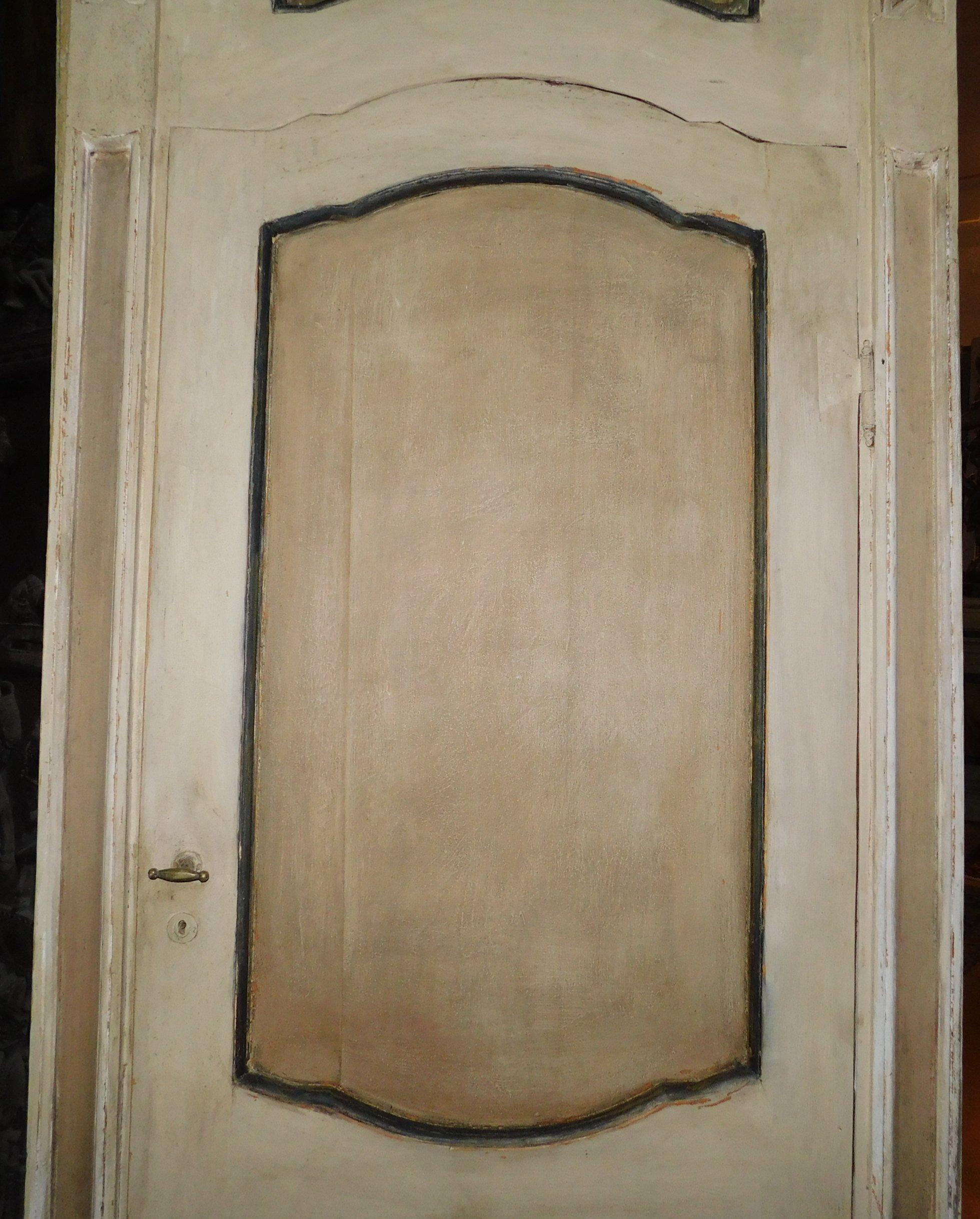 n.2 doors painted with lacquered frame, complete with overdoor, '700 Italy In Good Condition For Sale In Cuneo, Italy (CN)