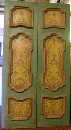 N.2 porte doppie in legno laccato con pannelli dipinti, Italia