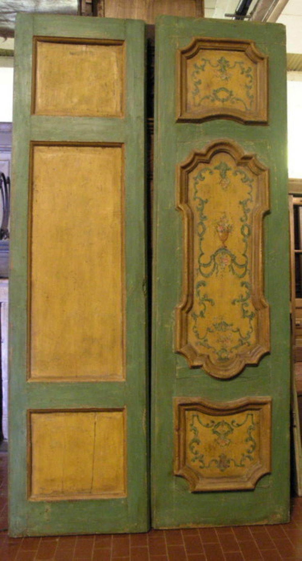 Doppeltüren N.2 aus lackiertem Holz mit lackierten Paneelen, Italien (18. Jahrhundert und früher) im Angebot