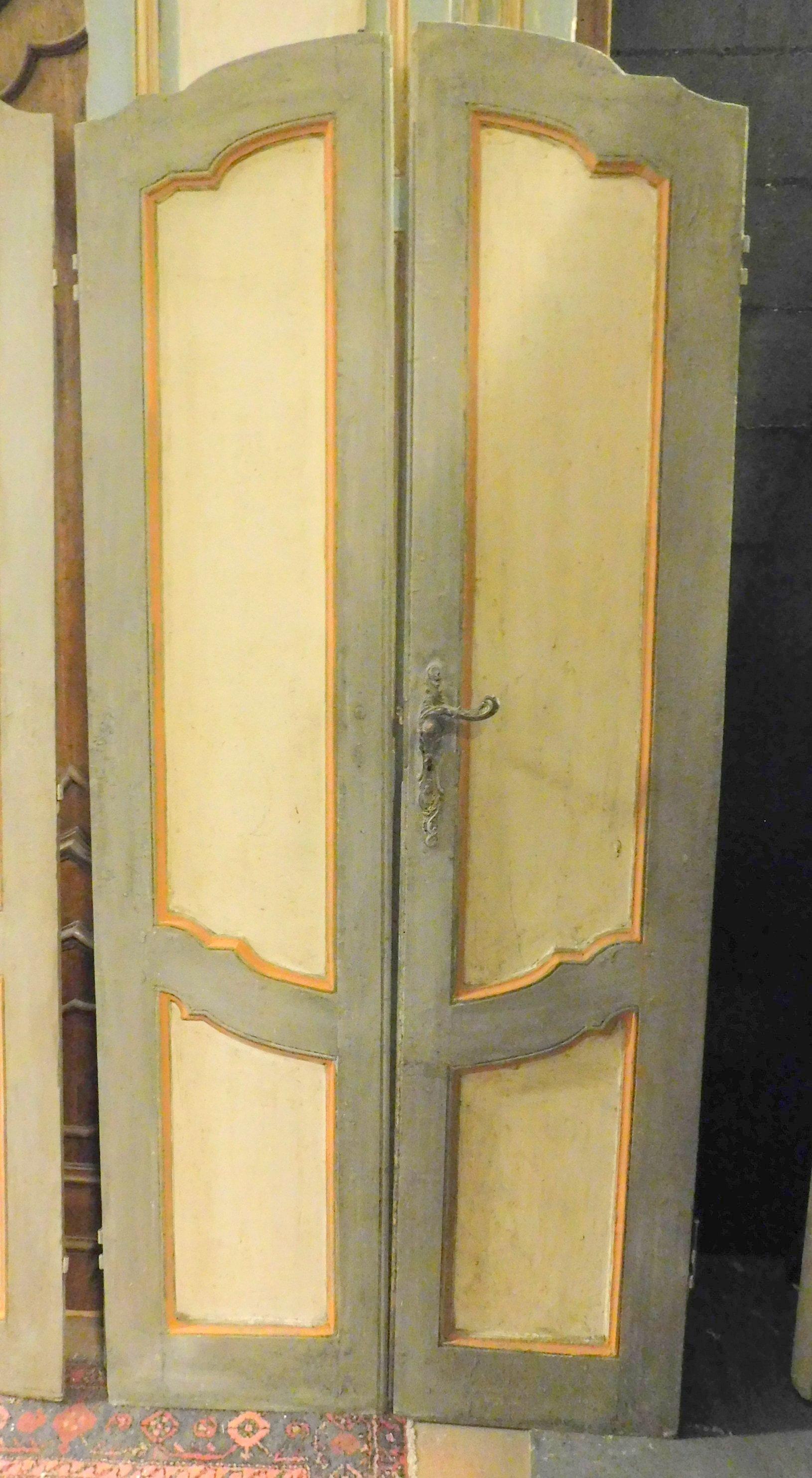 N.2 Double Doors, One Glass and One Panels, Lacquered, 18th Century Italy In Good Condition For Sale In Cuneo, Italy (CN)