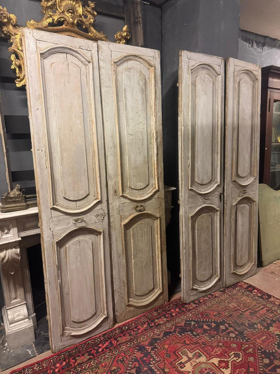 N.2 Interior double doors in lacquered wood, in first patina, made up of two leaves with ovaloid carved panels. Double-sided: back carved in the same way. Without frame, original from the 18th century, originating in Italy.
Push opening.
Maximum