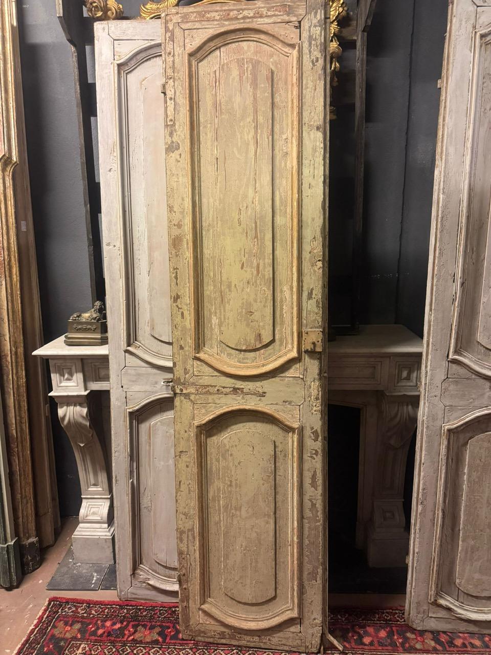 N.2 Double interior doors in lacquered wood, in first patina, Italy (Geschnitzt) im Angebot