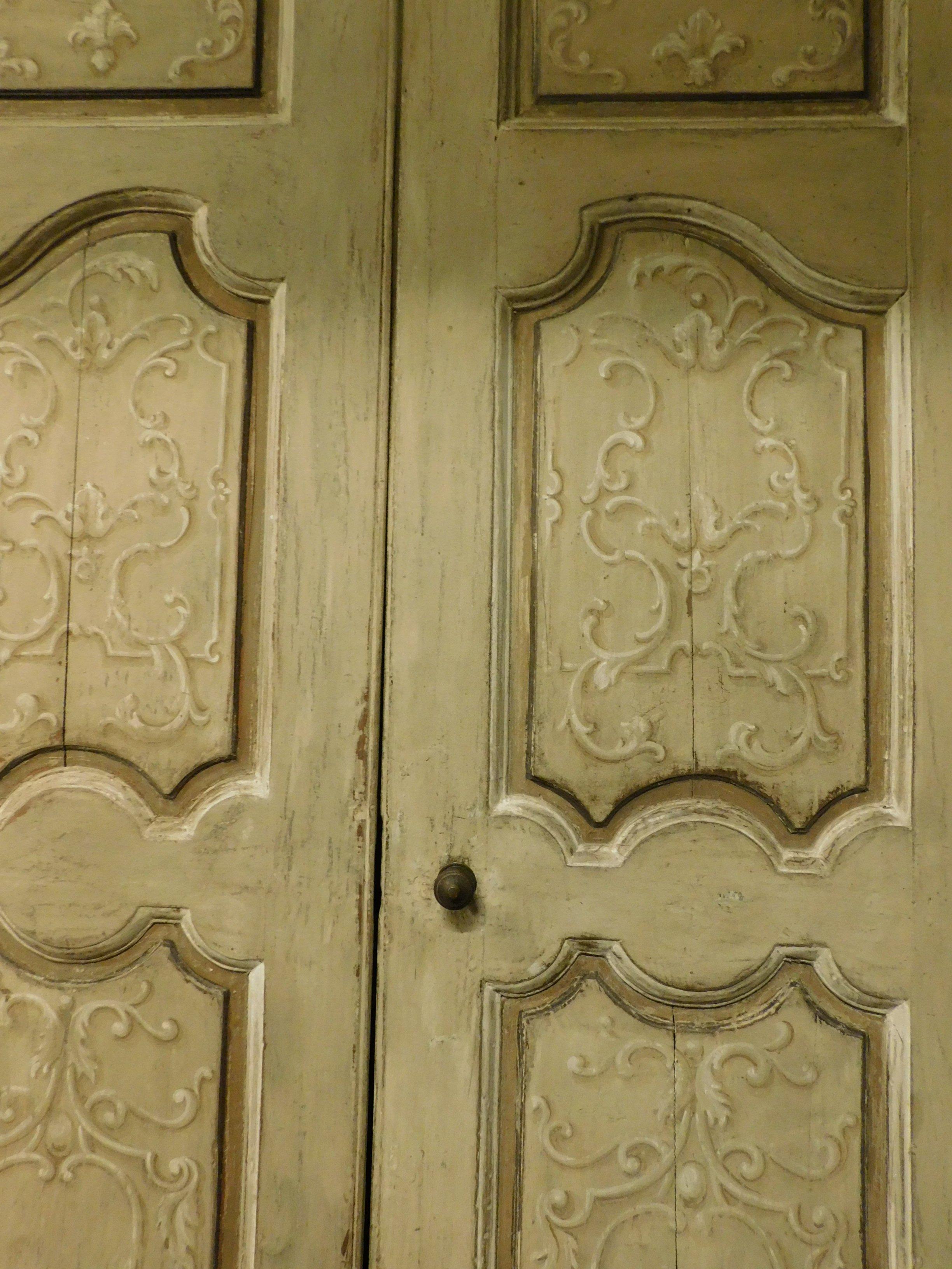 N.2 Double Interior Doors, Painted and Carved on Both Sides, 18th Century Italy In Good Condition For Sale In Cuneo, Italy (CN)