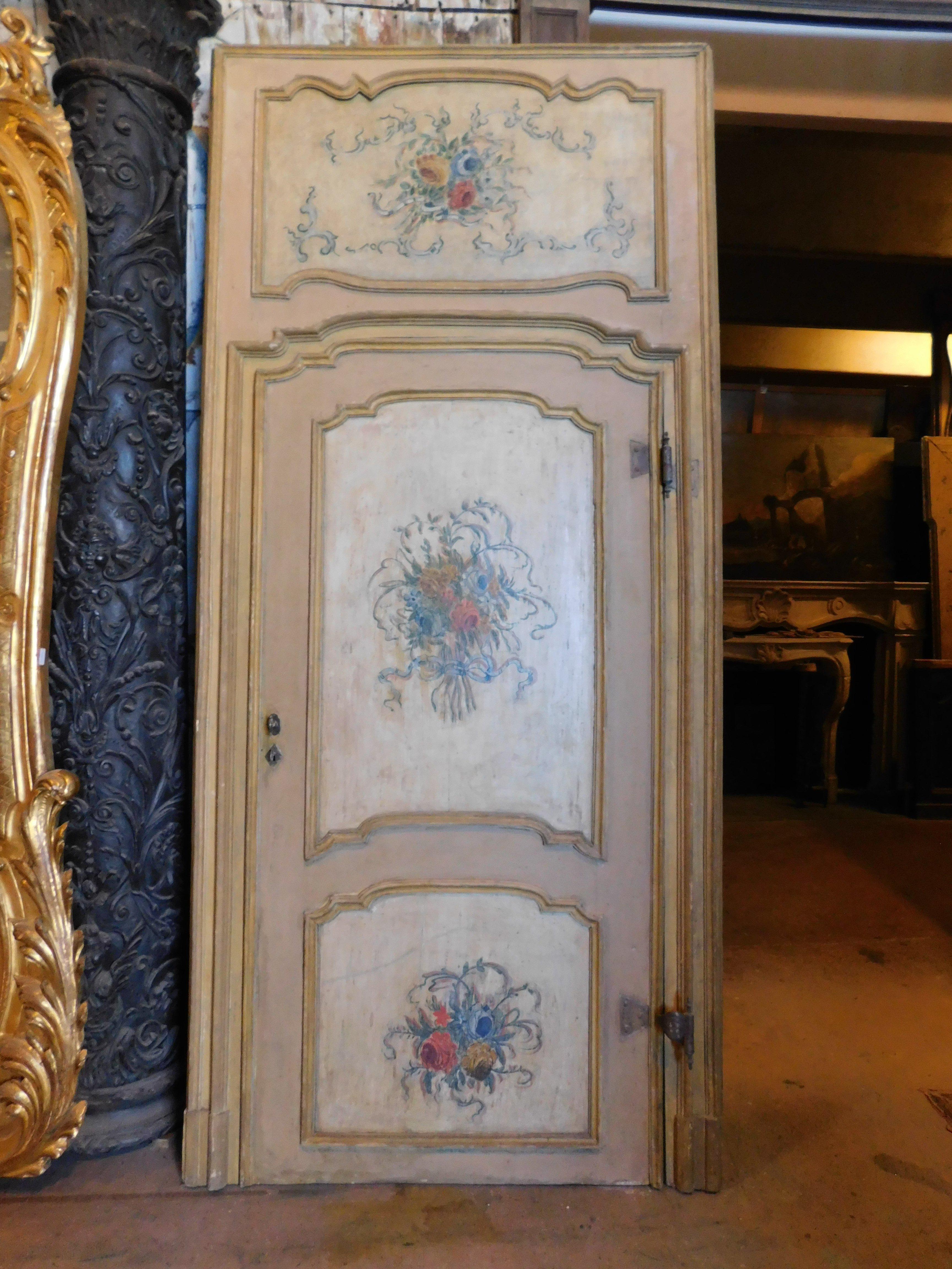 Pareja de puertas antiguas, 2 puertas de doble hoja lacadas y ricamente pintadas con marco original, con paneles pintados y sobrepuerta, ambas de una hoja, tirador de apertura a la derecha, origen 