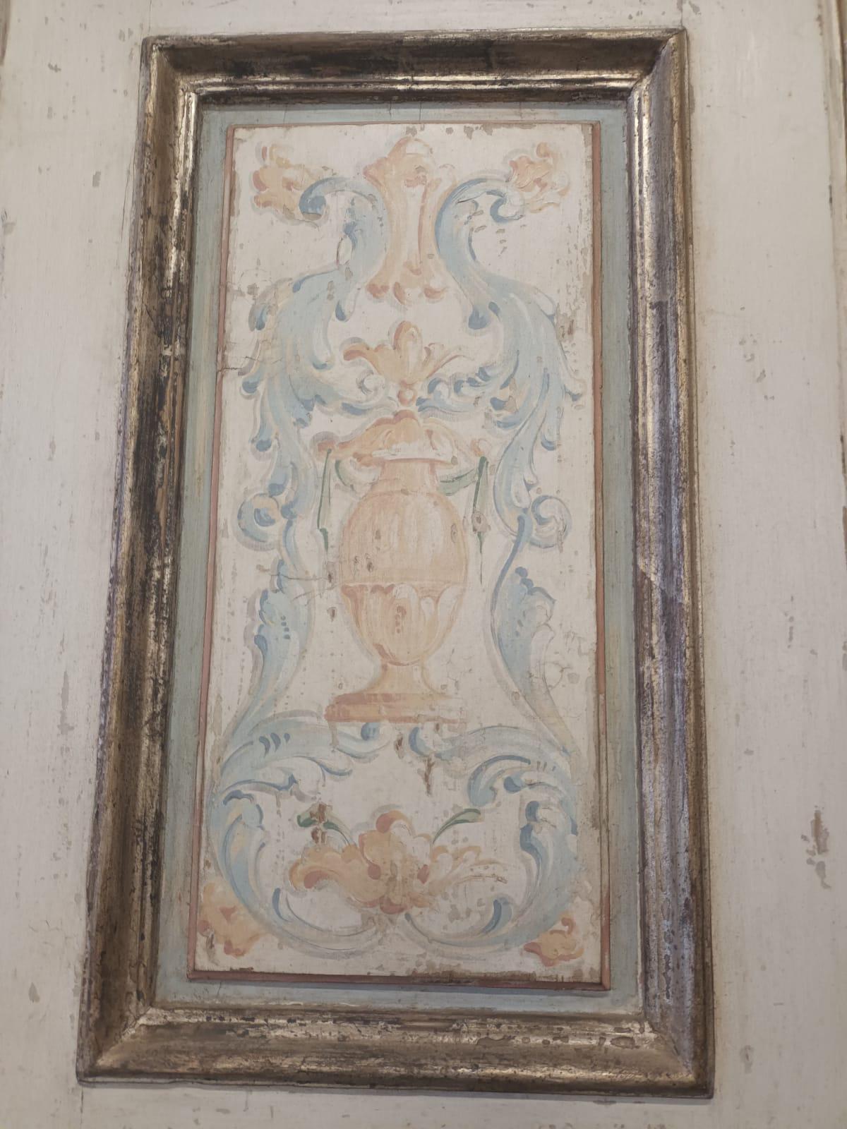 N.2 puertas de madera lacada, dos hojas con paneles tallados y pintados, Italia en venta 3