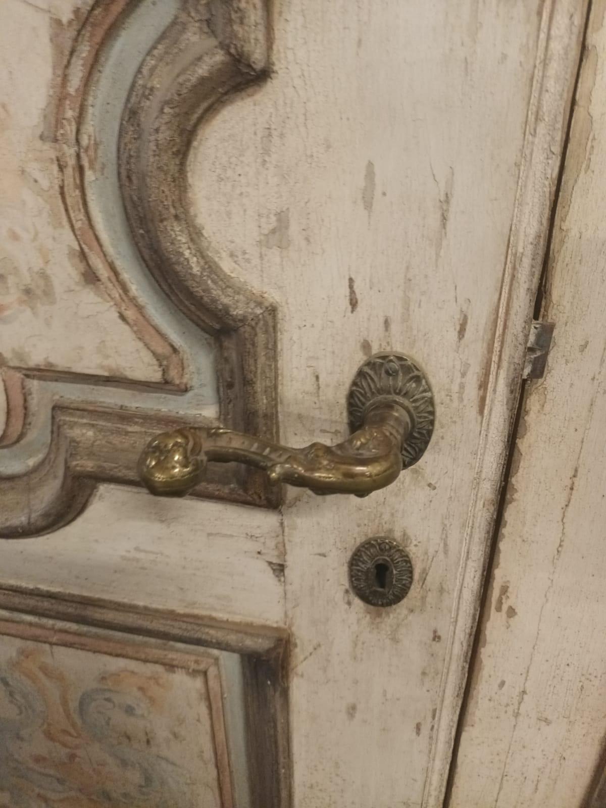 N.2 puertas de madera lacada, dos hojas con paneles tallados y pintados, Italia en venta 4