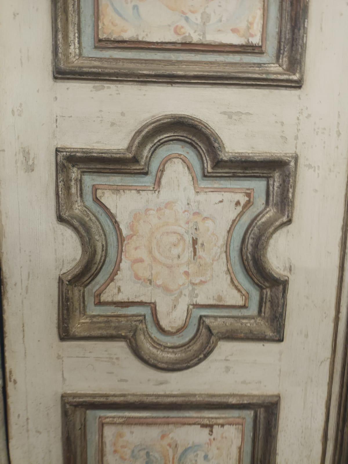 N.2 puertas de madera lacada, dos hojas con paneles tallados y pintados, Italia en venta 5