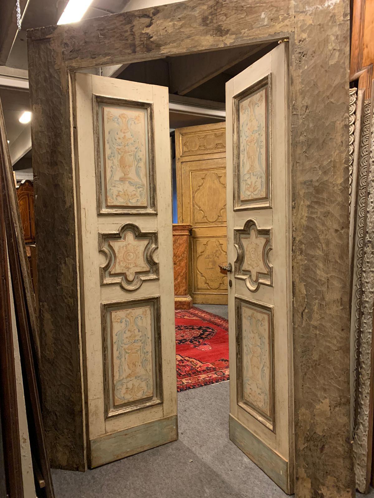N.2 puertas de madera lacada, dos hojas con paneles tallados y pintados, Italia en venta 7
