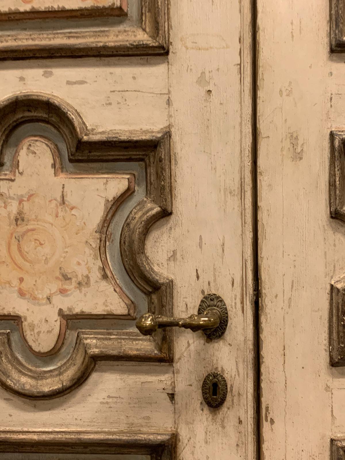 N.2 puertas de madera lacada, dos hojas con paneles tallados y pintados, Italia en venta 8