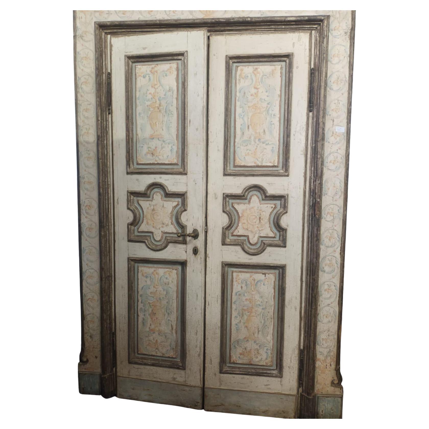 N.2 importantes puertas interiores de madera maciza y lacada, formadas por dos puertas con paneles tallados y ricamente pintados, son de doble cara: parte posterior también pintada y Completa con marco original pintado...
Original del siglo XVIII,