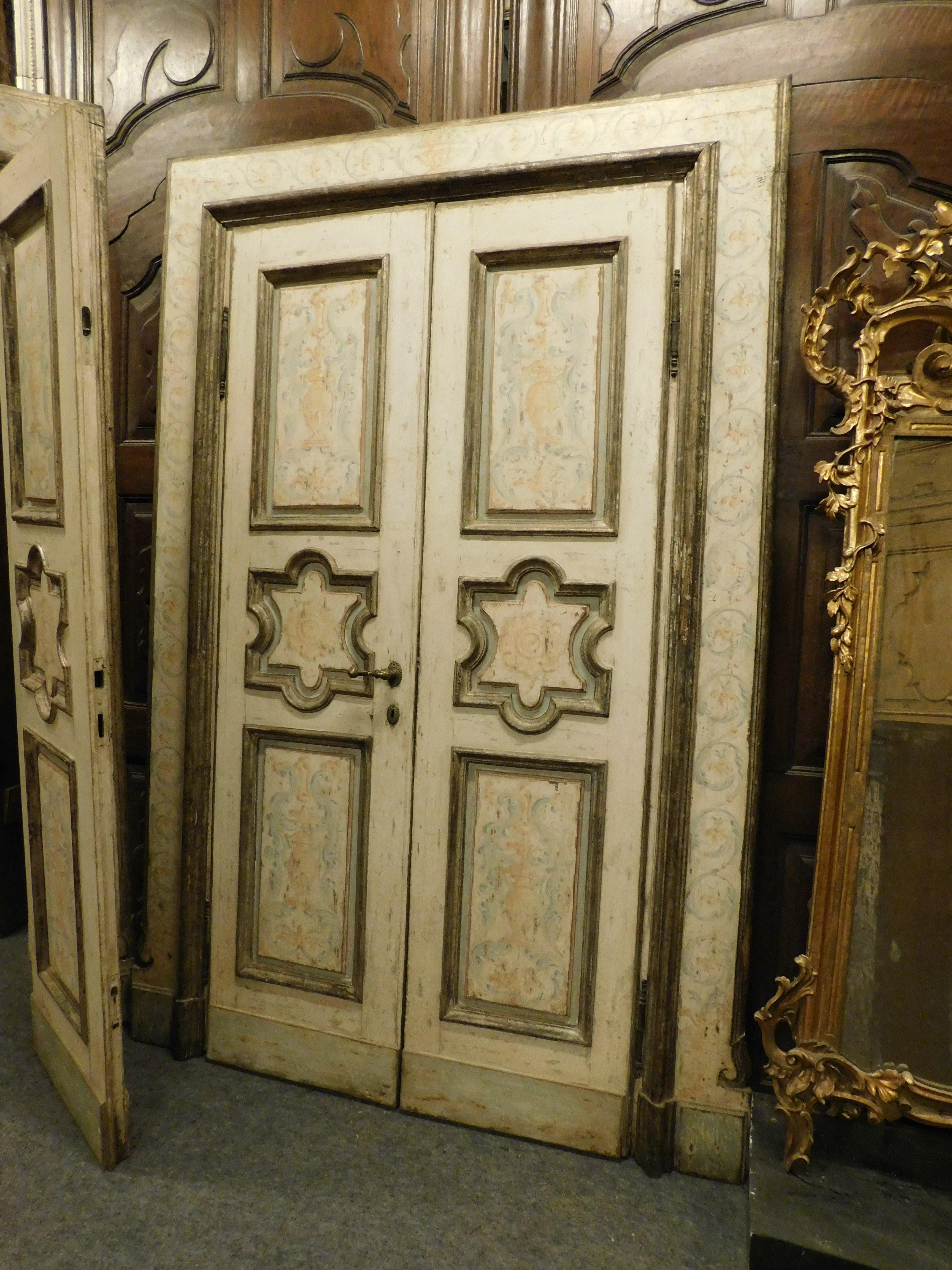 N.2 puertas de madera lacada, dos hojas con paneles tallados y pintados, Italia Italiano en venta