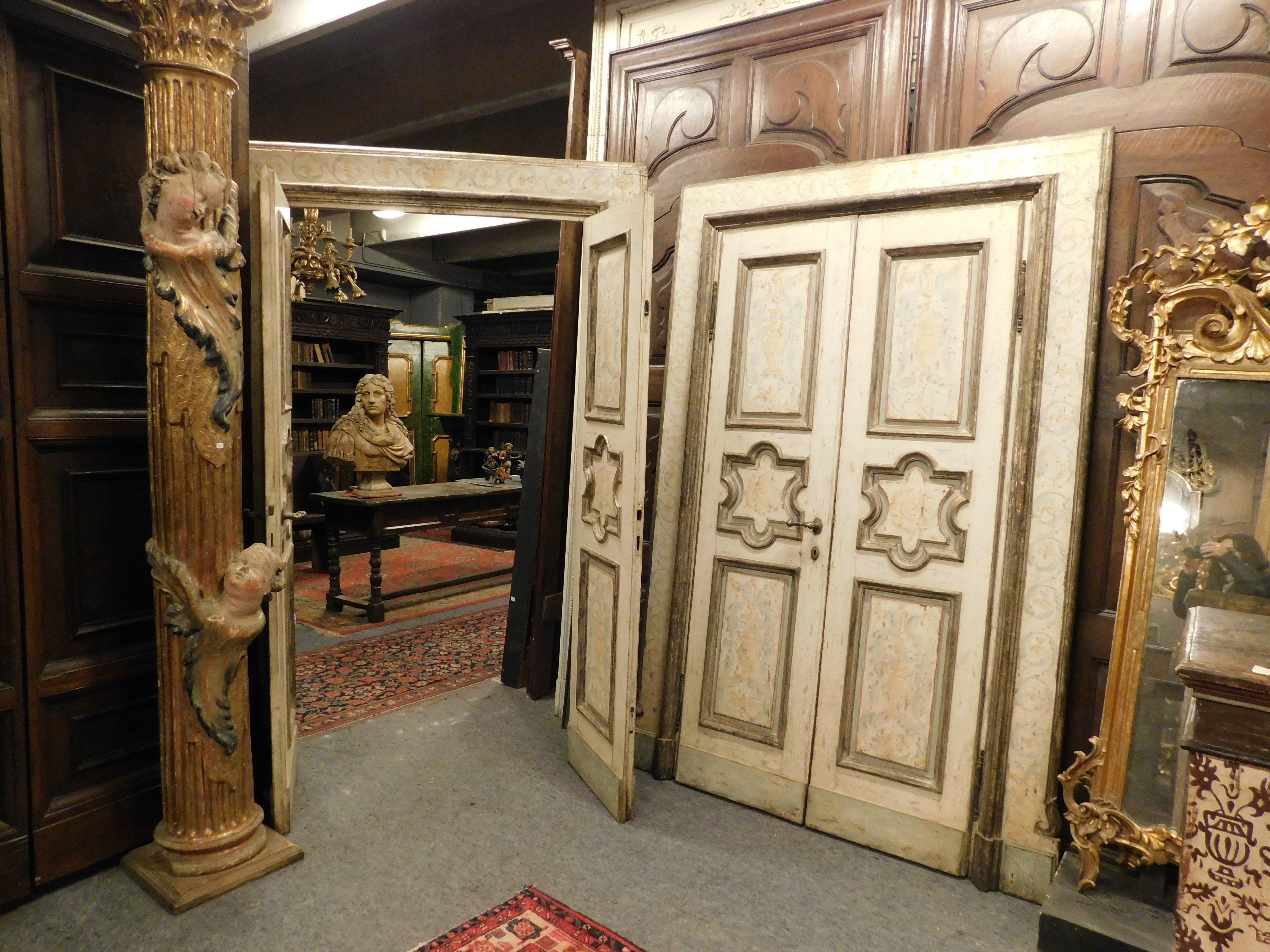 N.2 puertas de madera lacada, dos hojas con paneles tallados y pintados, Italia en Bueno estado para la venta en Cuneo, Italy (CN)