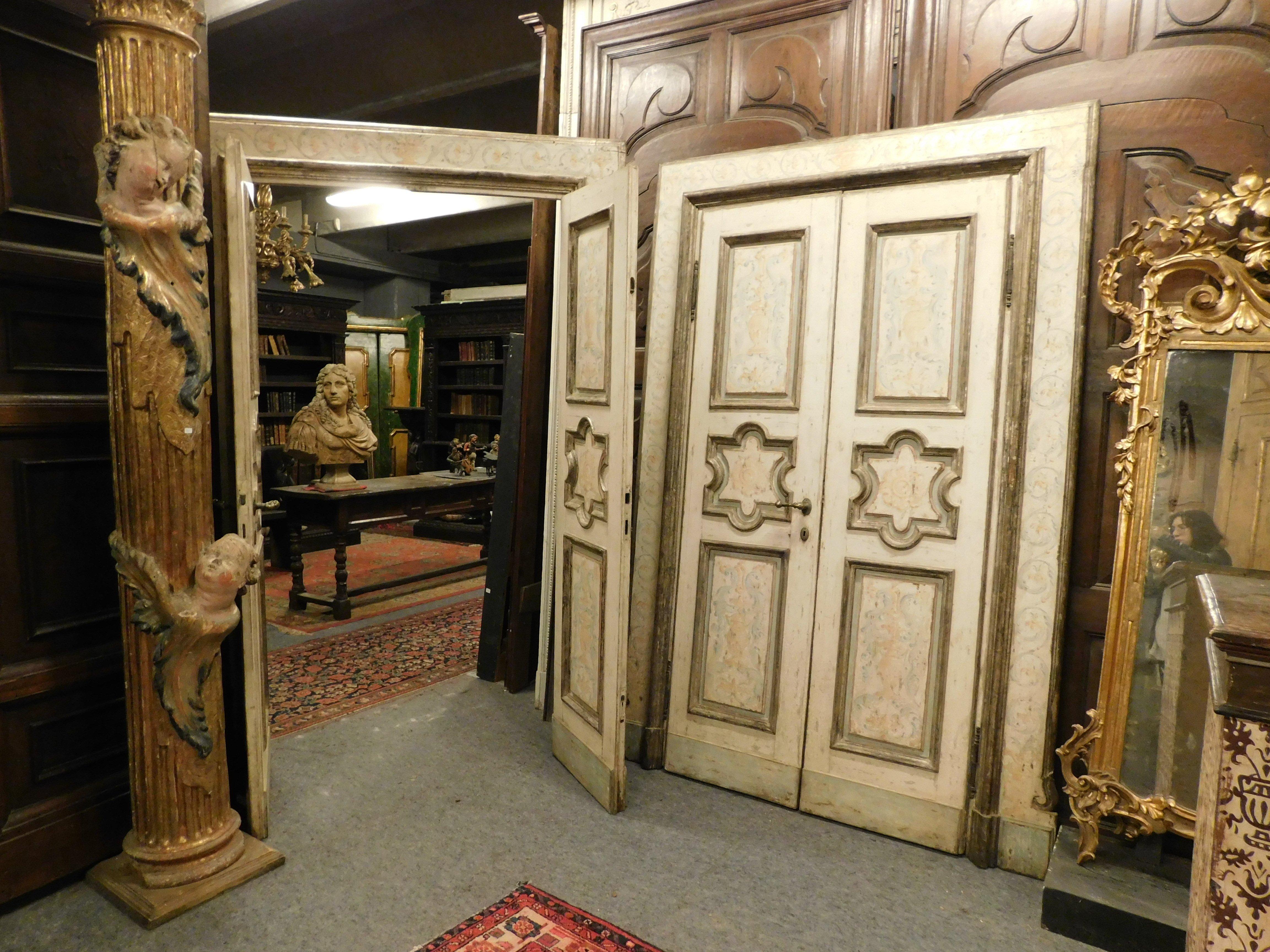 N.2 puertas de madera lacada, dos hojas con paneles tallados y pintados, Italia siglo XVIII y antes en venta