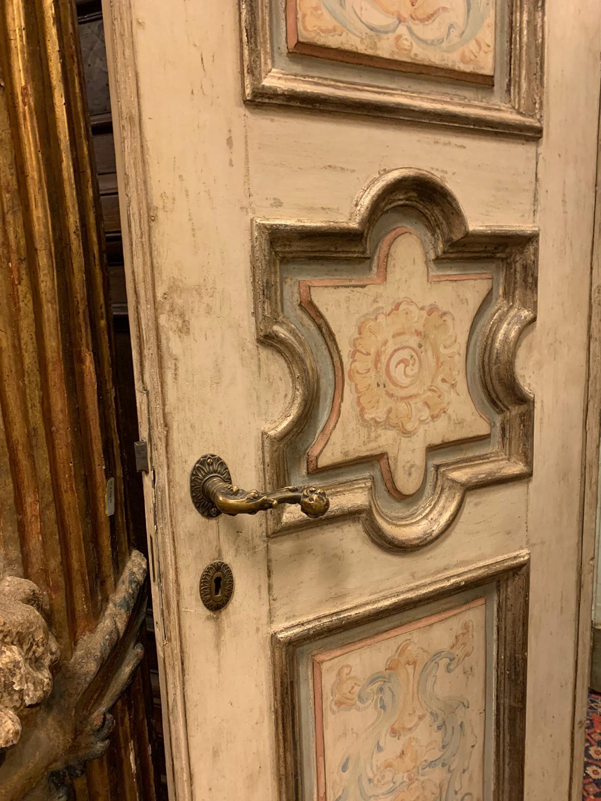 N.2 puertas de madera lacada, dos hojas con paneles tallados y pintados, Italia Álamo en venta
