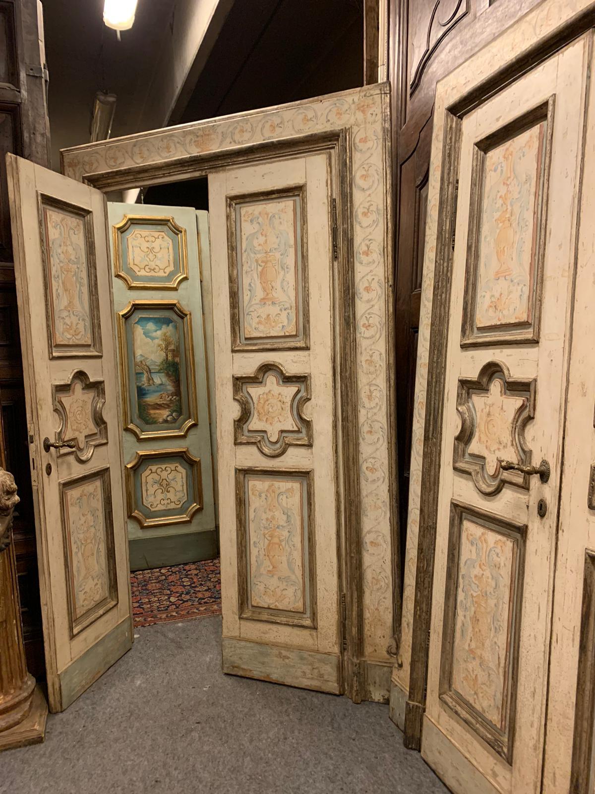 N.2 puertas de madera lacada, dos hojas con paneles tallados y pintados, Italia en venta 2