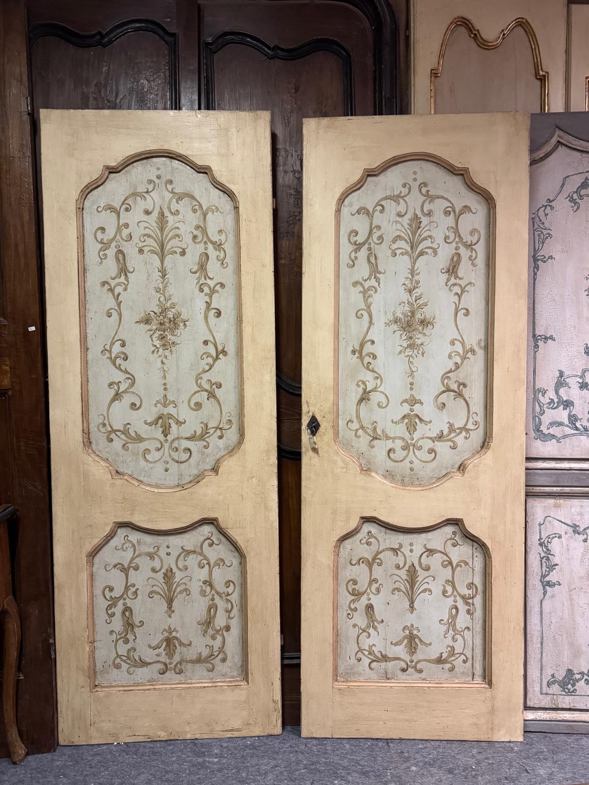 N.2 puertas de madera pintada de una hoja, paneles ondulados, Italia Italiano en venta