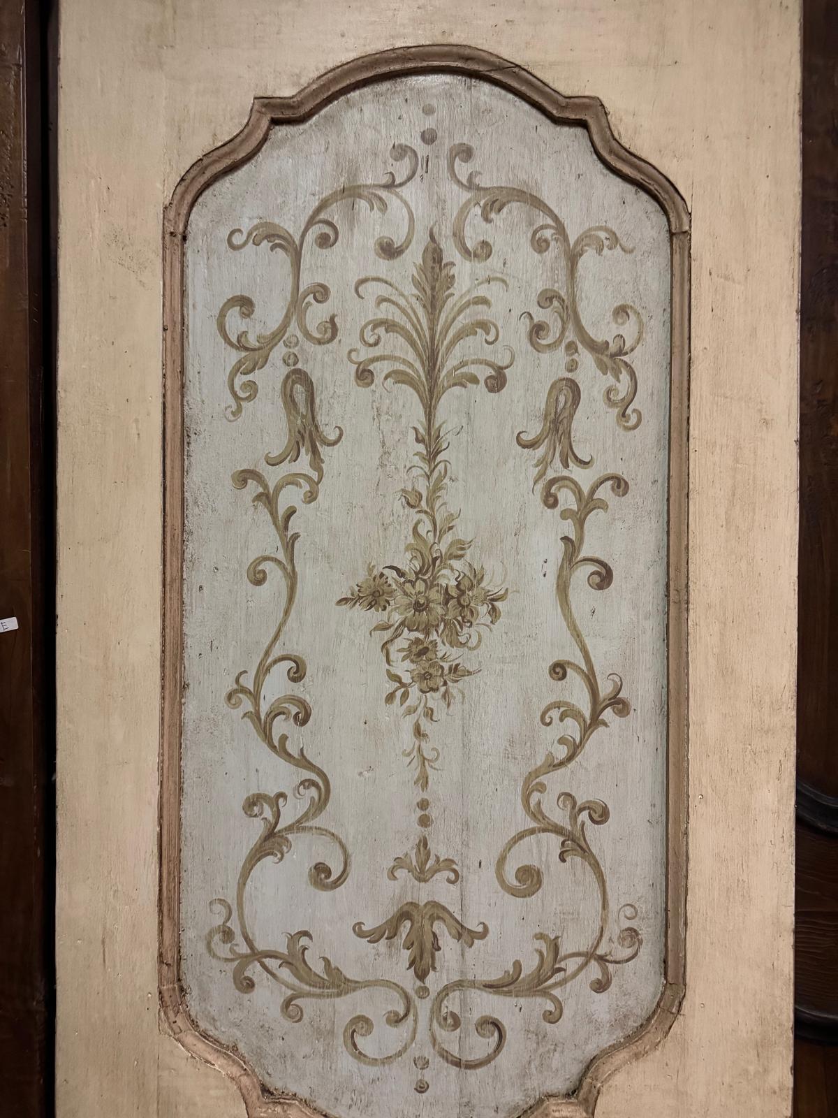 N.2 puertas de madera pintada de una hoja, paneles ondulados, Italia Pintado a mano en venta