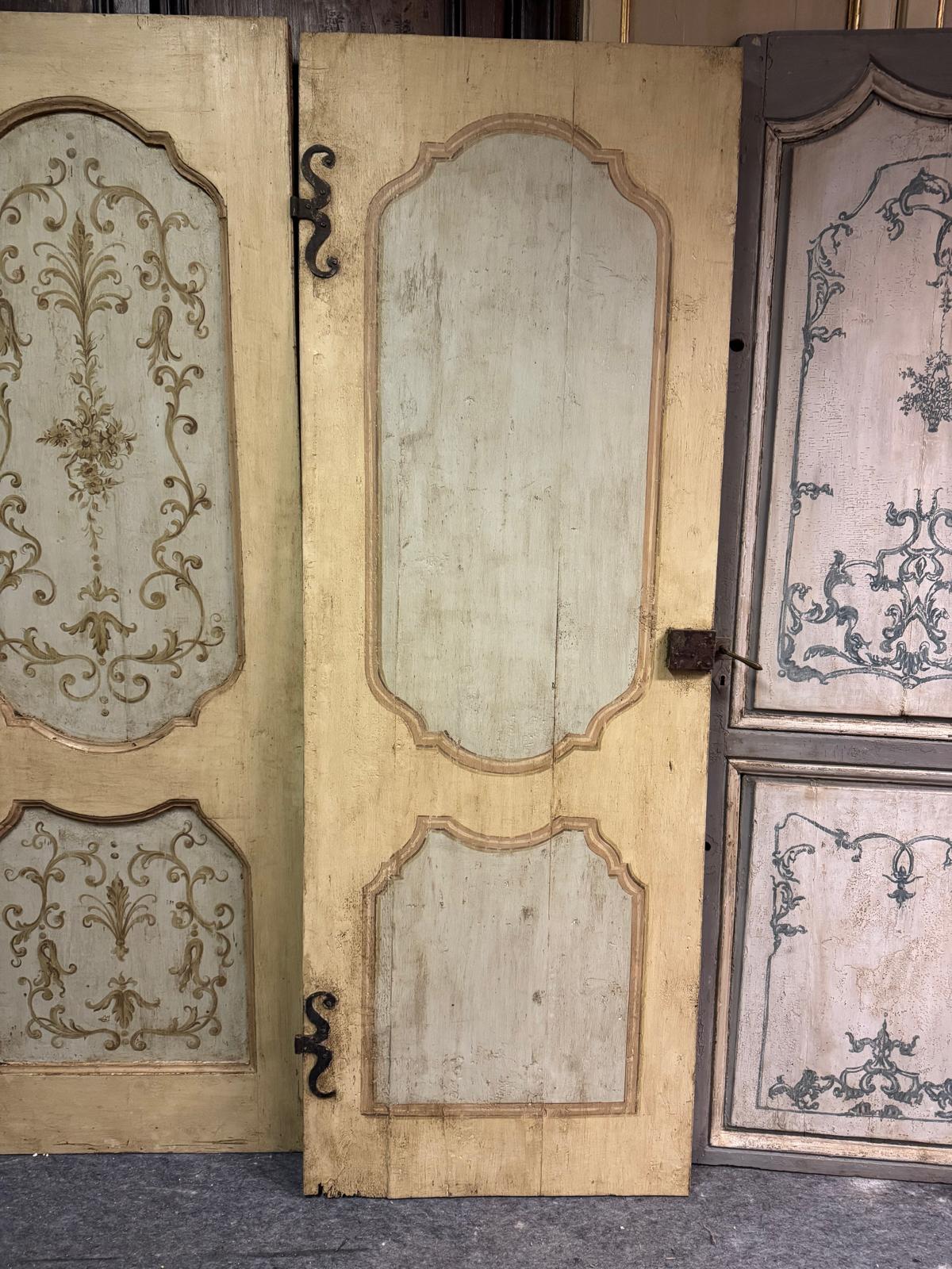 N.2 puertas de madera pintada de una hoja, paneles ondulados, Italia en Bueno estado para la venta en Cuneo, Italy (CN)