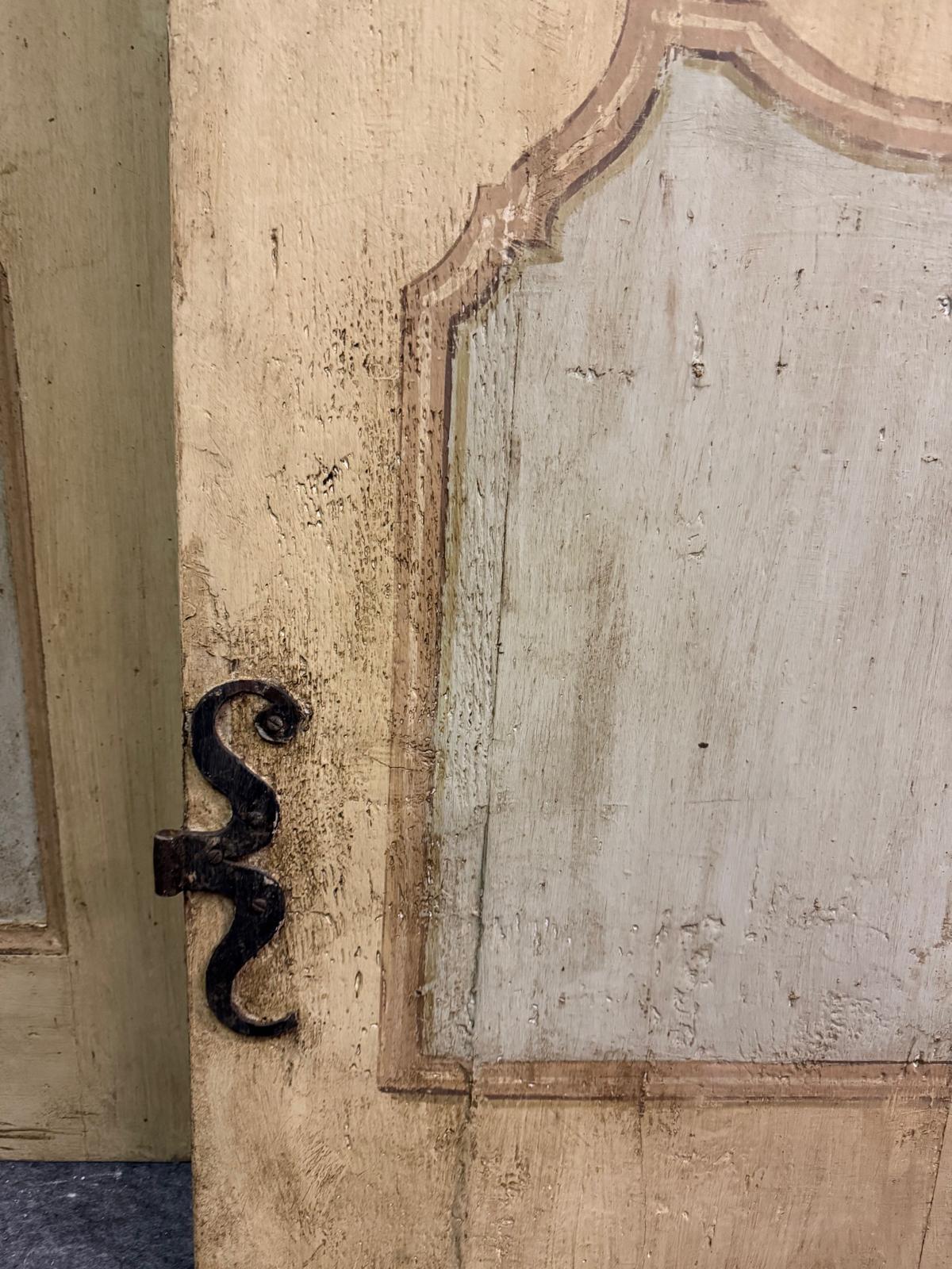 N.2 puertas de madera pintada de una hoja, paneles ondulados, Italia siglo XVIII y antes en venta