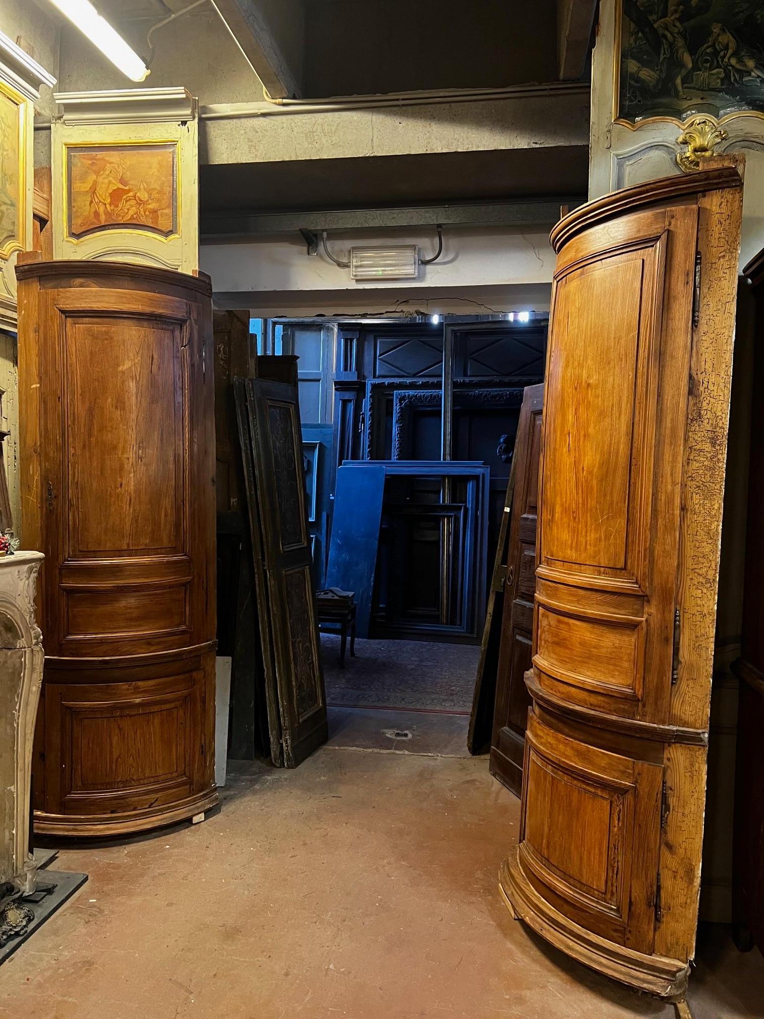 Set, Pair of corner placards, carved in oak wood, Both present two doors with carved panels (top and bottom), original from the Epoch of the 19th century and from France.
Maximum measurements cm w 90 x H 241, upper door measures cm w 70 x H 150,
