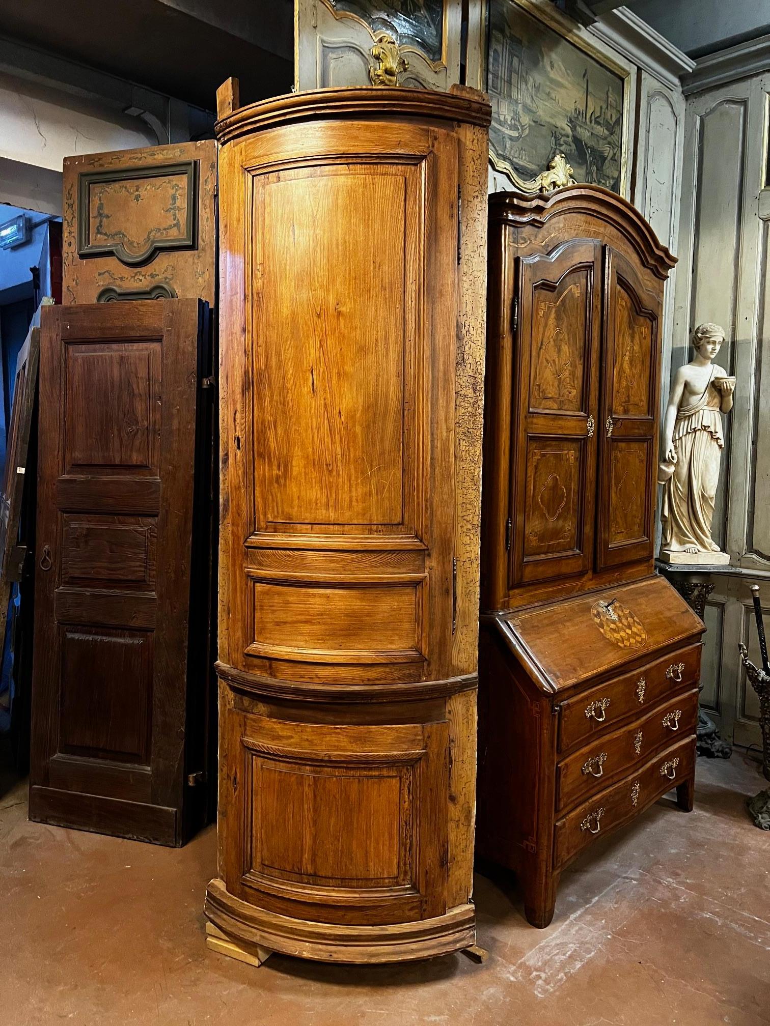 No.2 placard oak cornerboards with top and bottom panels, italy In Good Condition For Sale In Cuneo, Italy (CN)