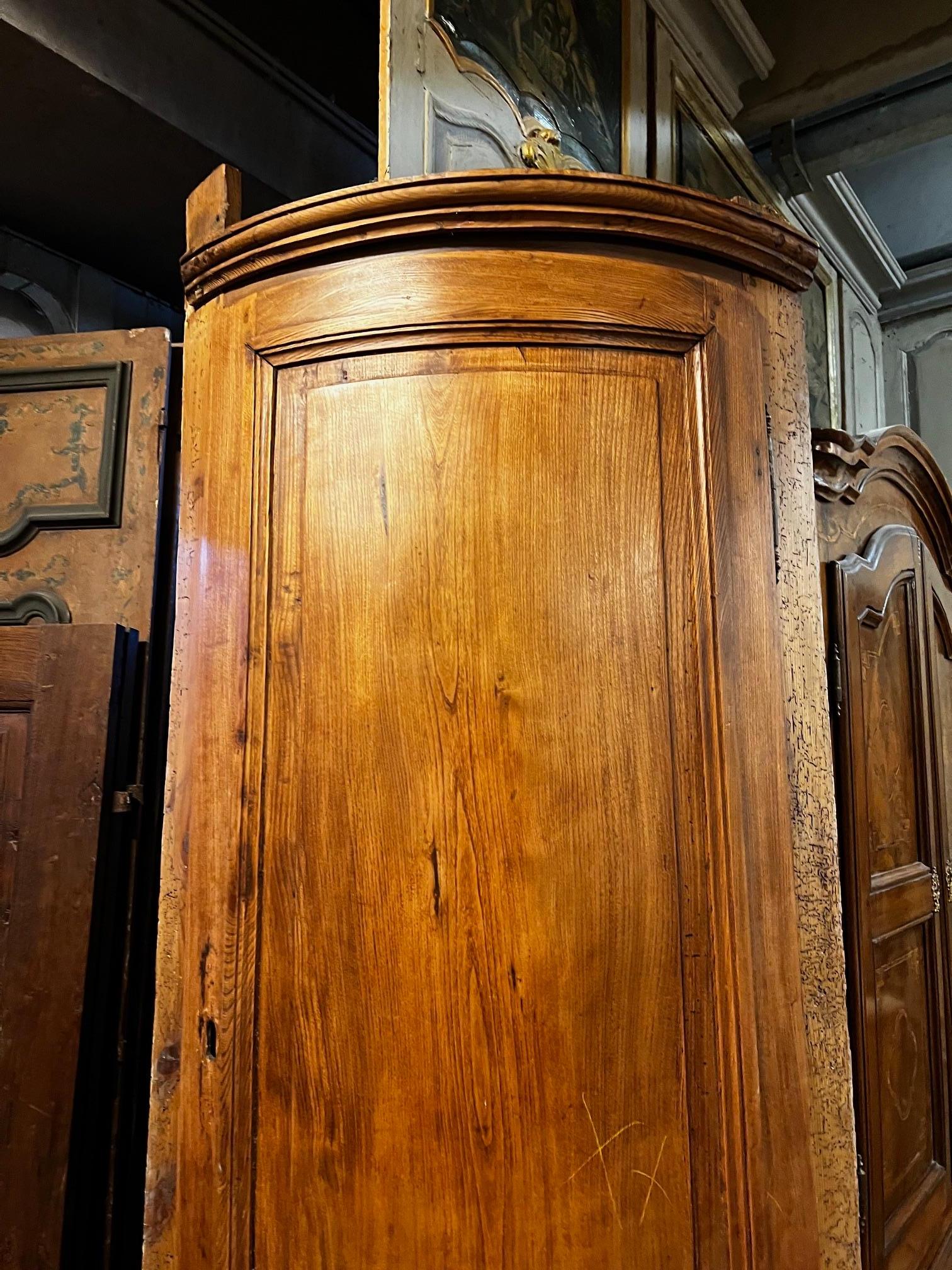 Chestnut No.2 placard oak cornerboards with top and bottom panels, italy For Sale