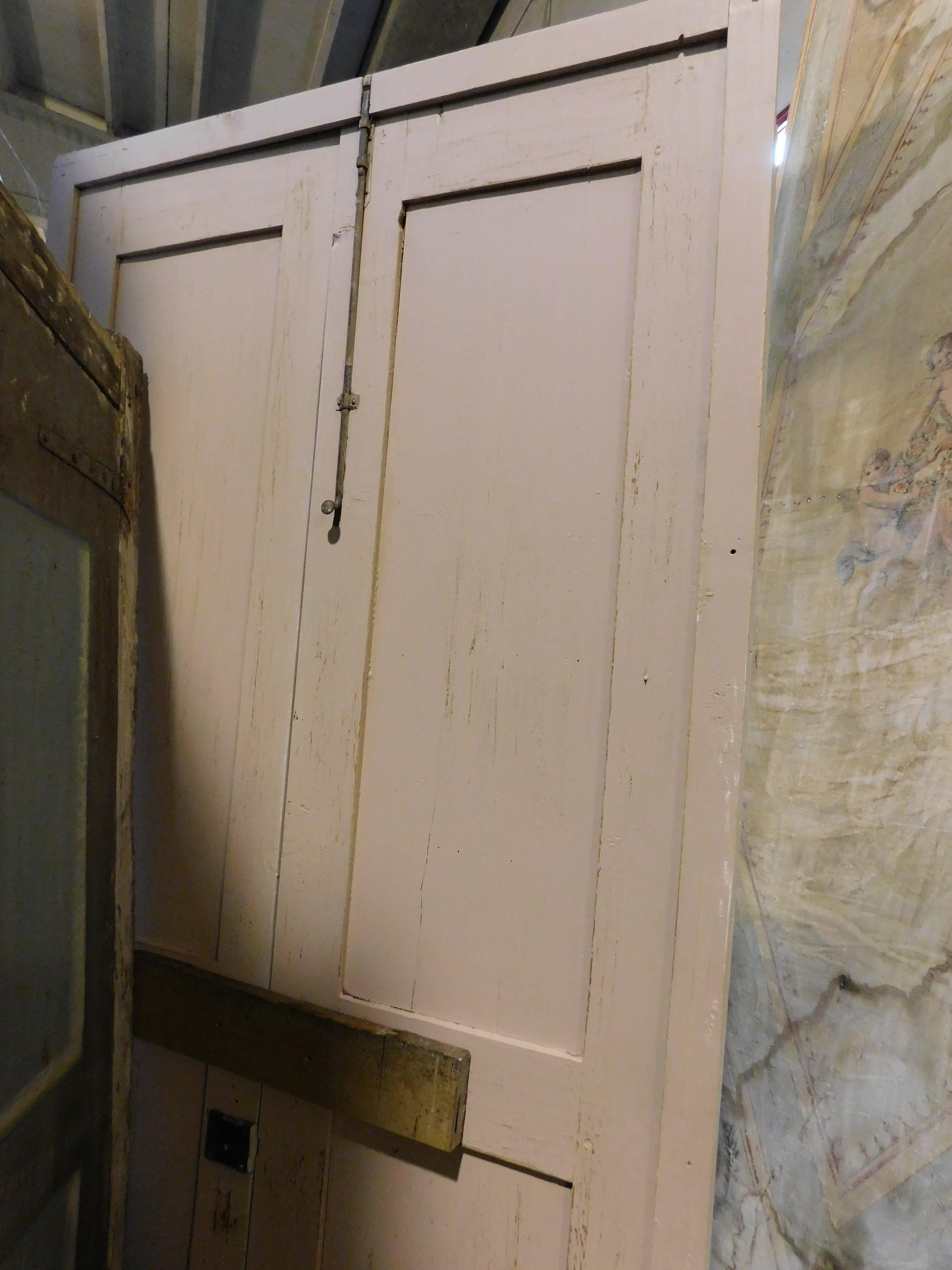 n.2 placard, hand-painted beige wall wardrobes with white texture, Italy In Good Condition For Sale In Cuneo, Italy (CN)