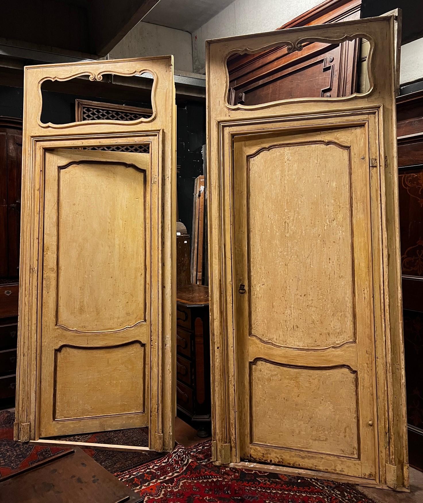 Coppia di porte antiche da interno, ad un battente e complete di telaio originale con vano per sovraporta (normalmente era o in tela o in legno dipinto, ma ci si può adattare anche uno specchio).
Di grande valore antiquario sia per l'epoca, visto