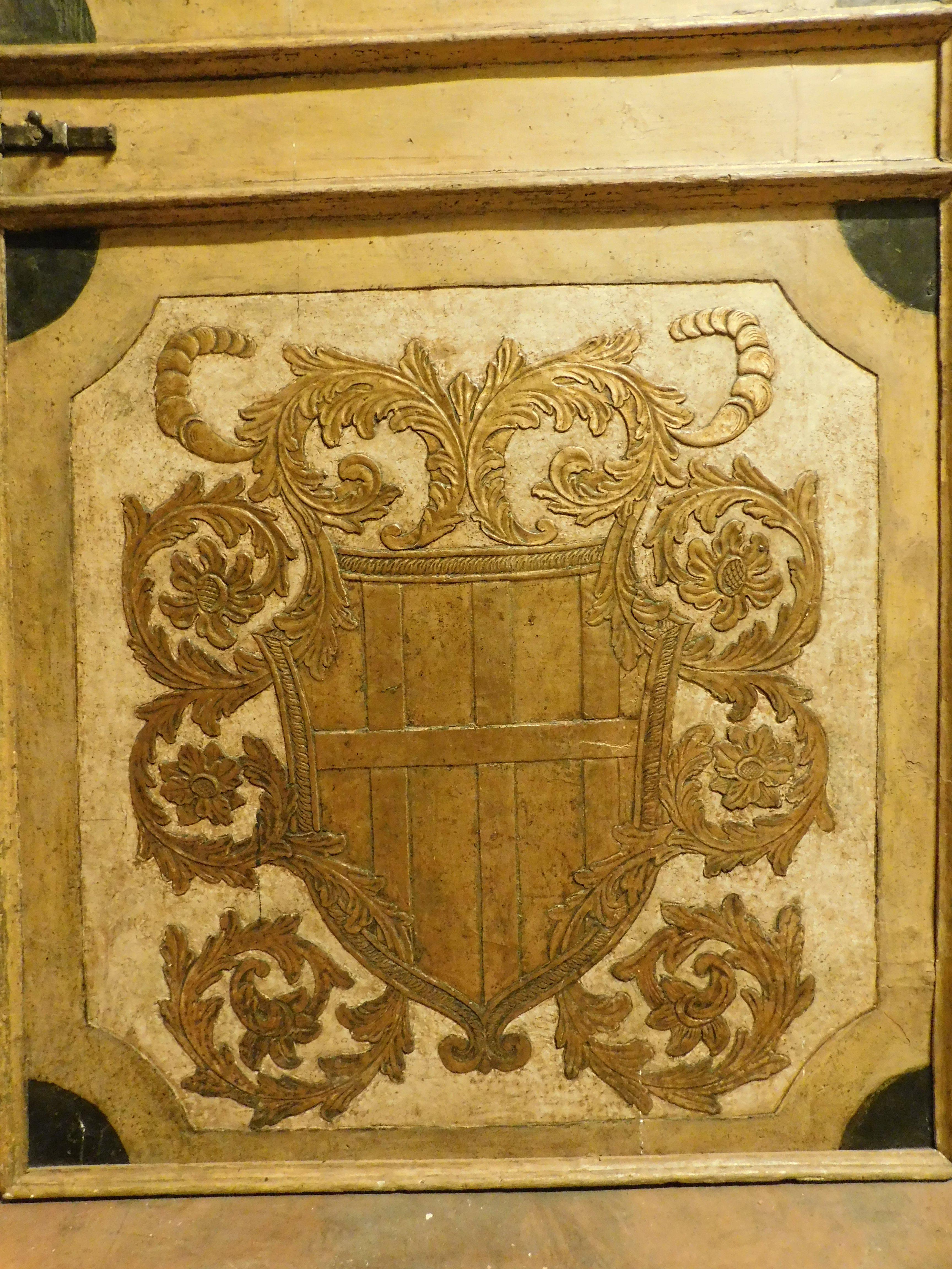 n.2 reich verzierte Türen, Wappen im Relief, gewölbte Landschaft, Österreich (18. Jahrhundert und früher) im Angebot