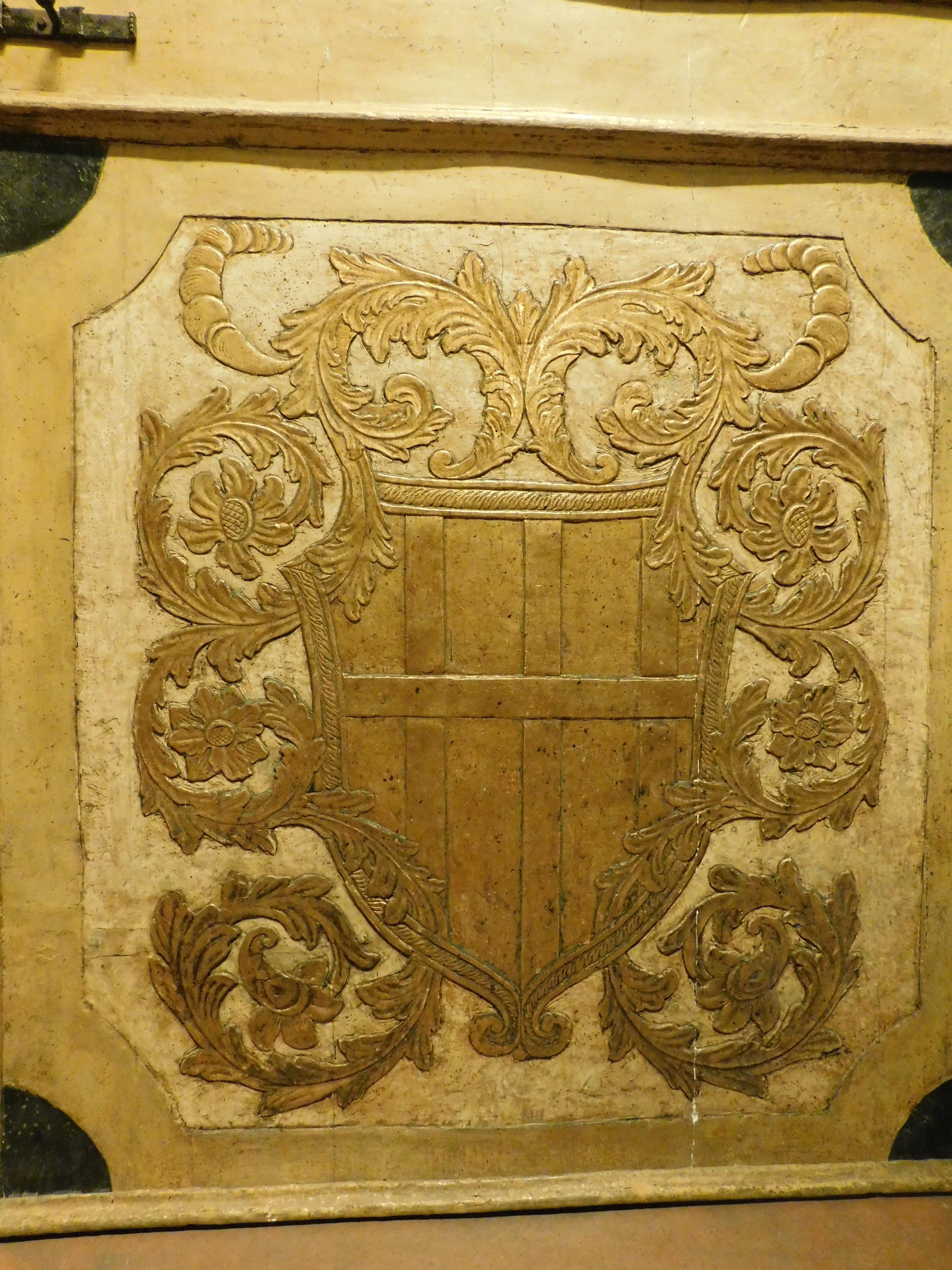 n.2 reich verzierte Türen, Wappen im Relief, gewölbte Landschaft, Österreich im Angebot 1