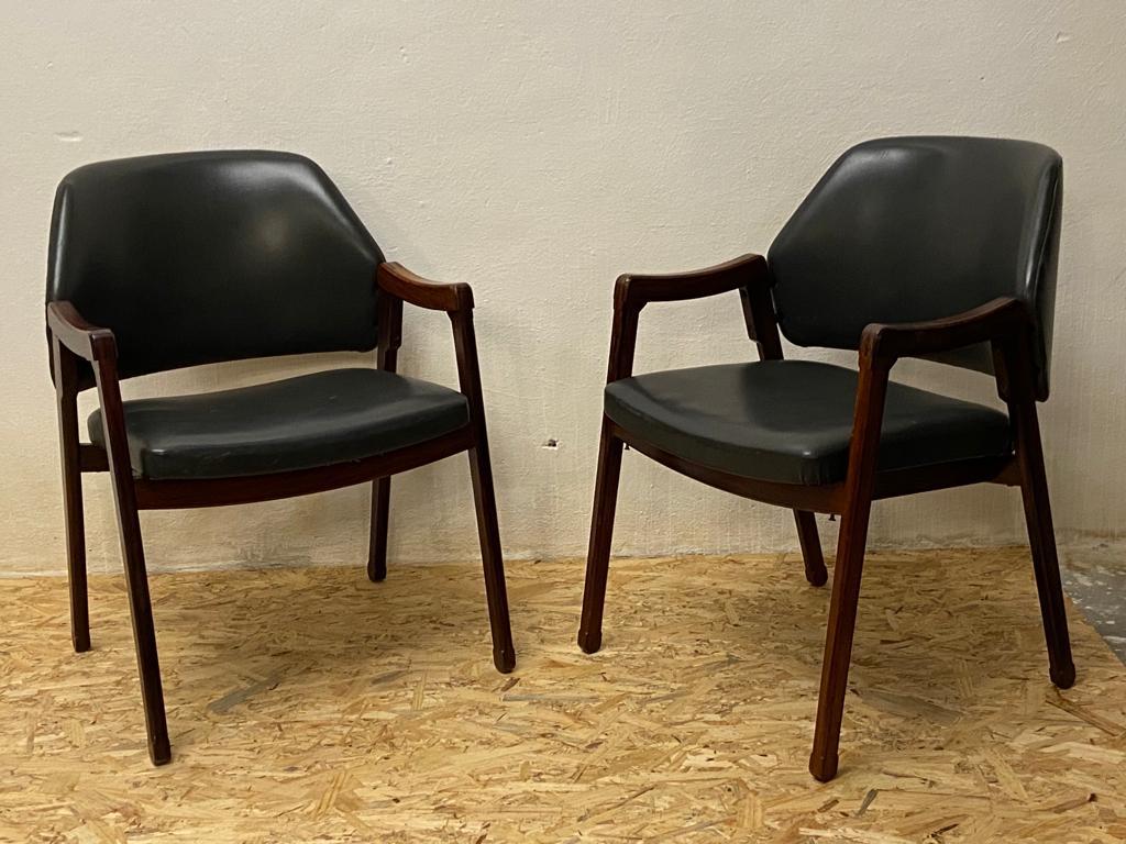 Set n. 2 poltroncine/sedie  modello 814,  disegnate da Ico Parisi Italia anni 60
Le poltrone poggiano su una struttura in legno massello con incastri e schienali arrotondati.
Le poltrone sono in legno ed ecopelle grigia
Il legno delle poltrone è