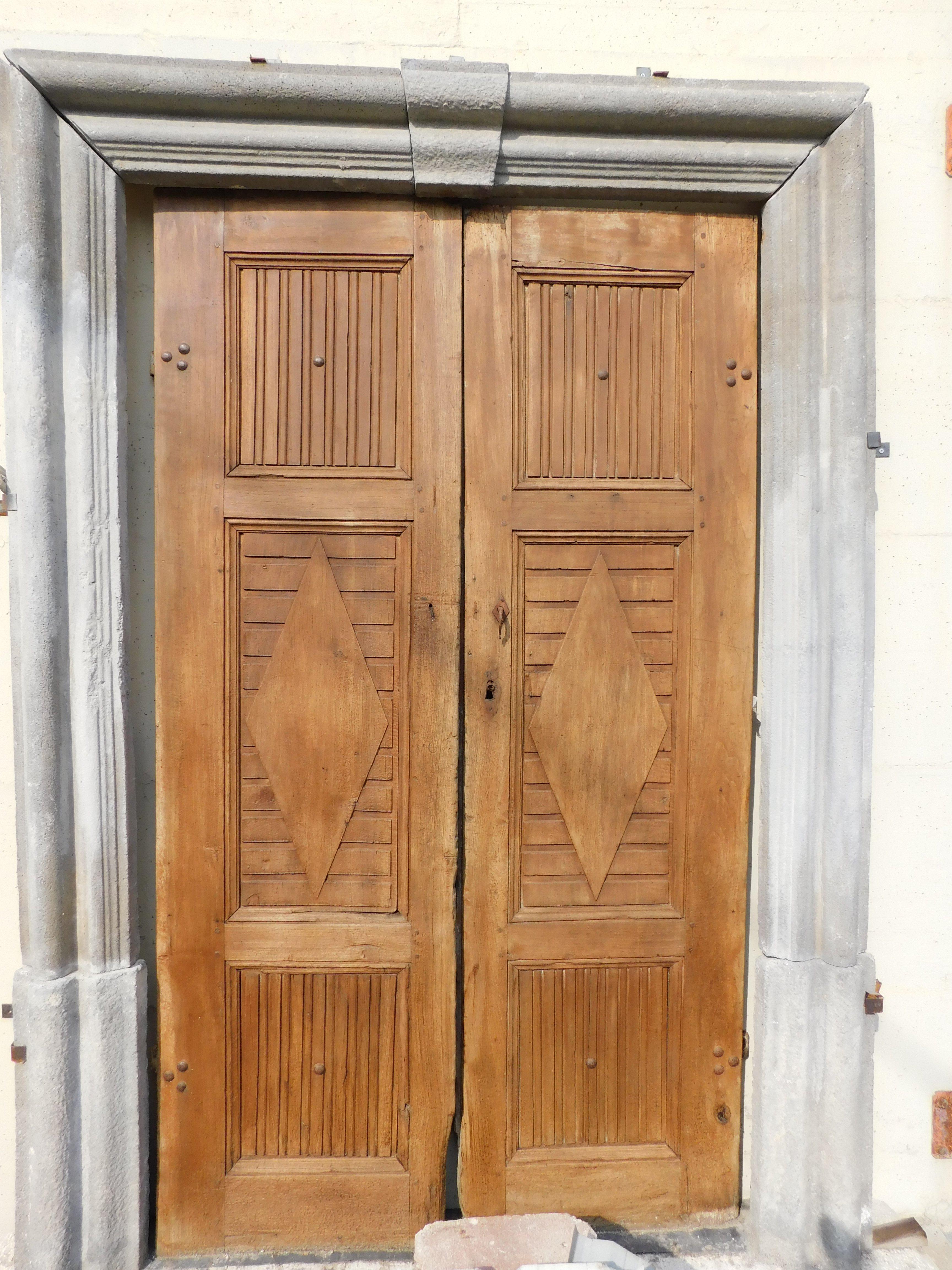 n.2 similar entrance facade portals, carved in artificial stone, Italy In Good Condition For Sale In Cuneo, Italy (CN)
