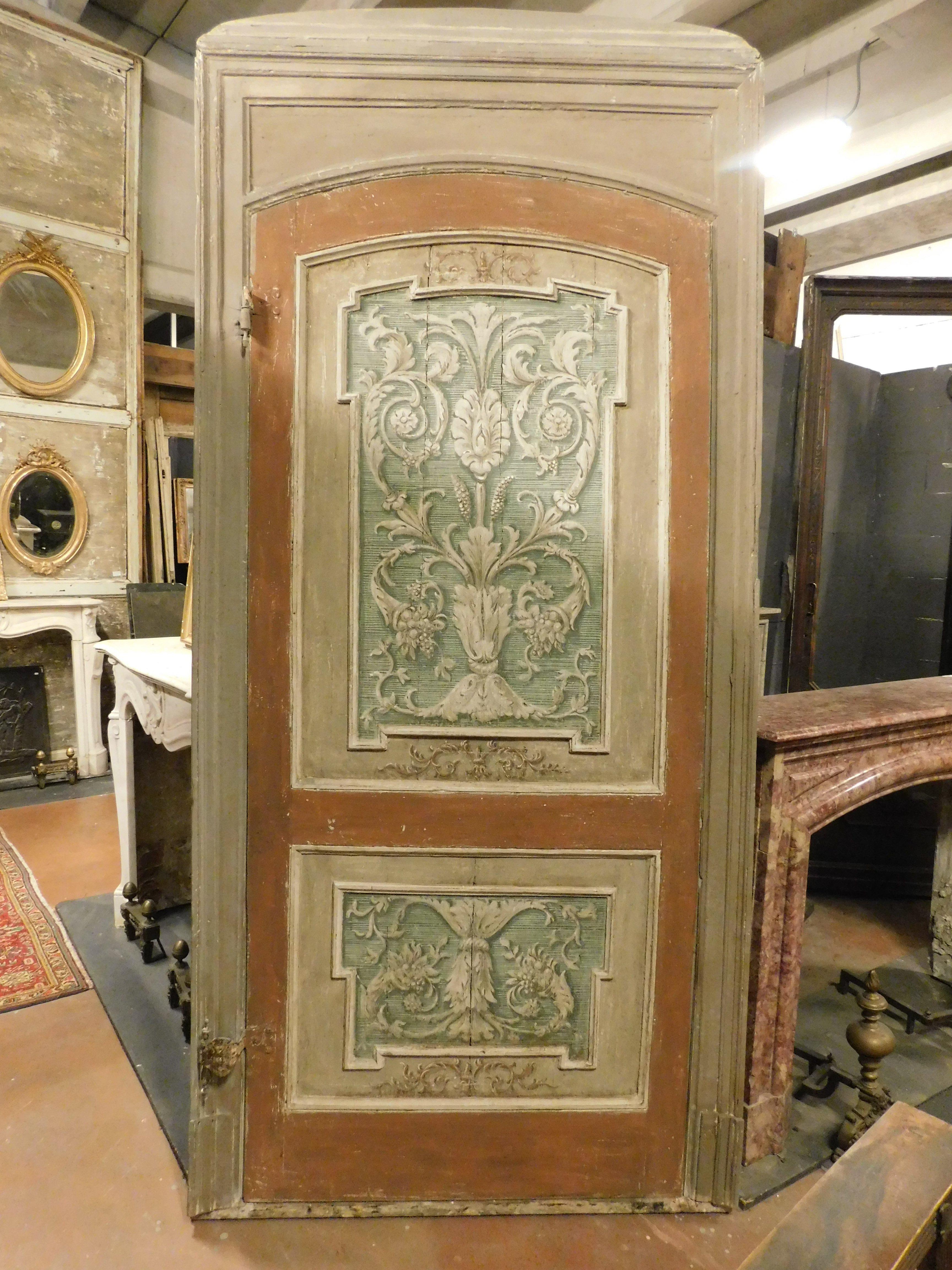 n.2 portes à un vantail, en bois massif laqué et panneaux peints avec de riches décorations florales, complètes avec le cadre arqué et sculpté d'origine, dos laqué.
Les deux ont une ouverture Pull, à gauche, original du 18ème siècle, du Piémont