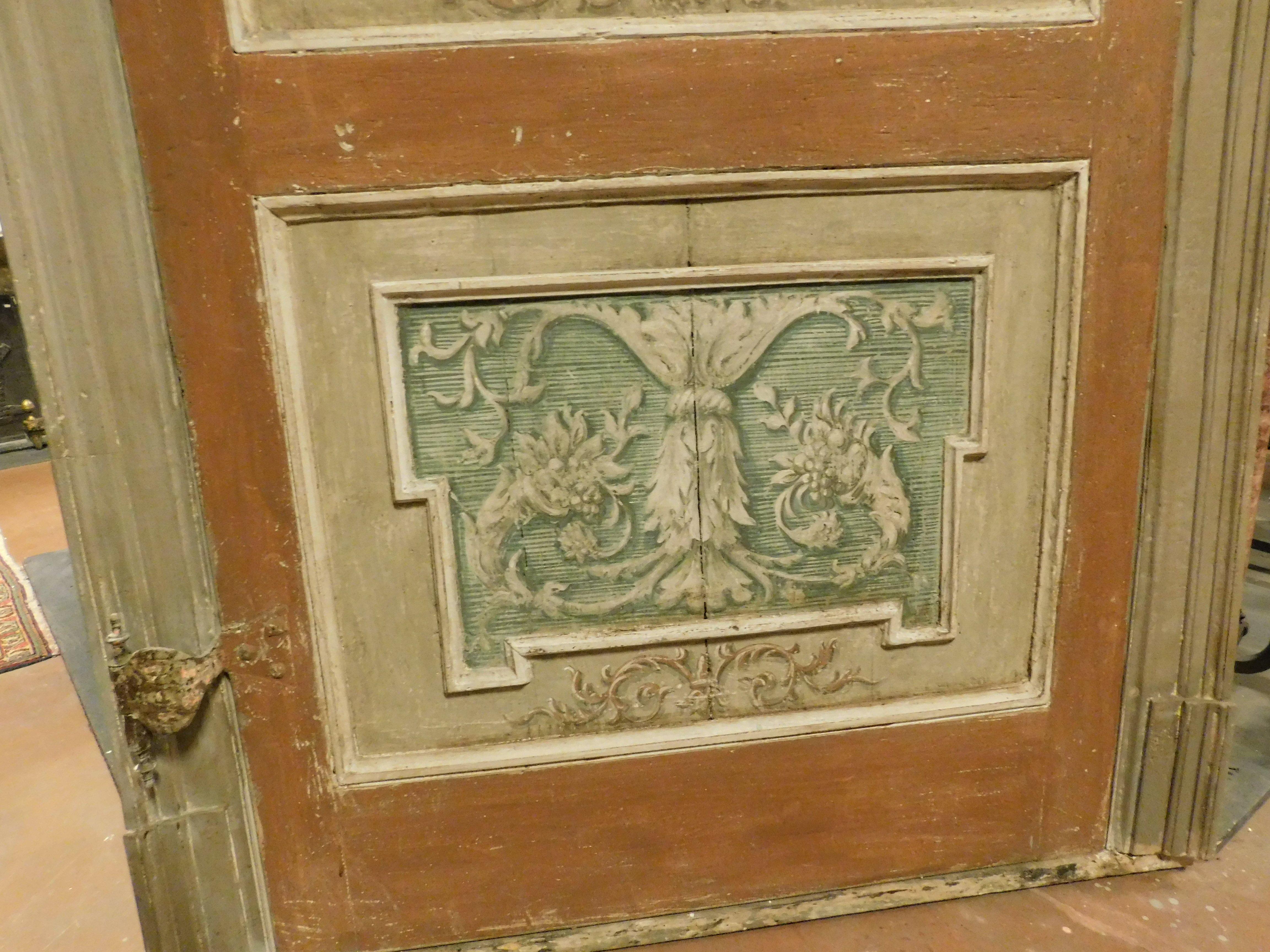 XVIIIe siècle et antérieur n.2 portes à feuilles uniques, bois laqué et décorations florales riches peintes, Italie en vente